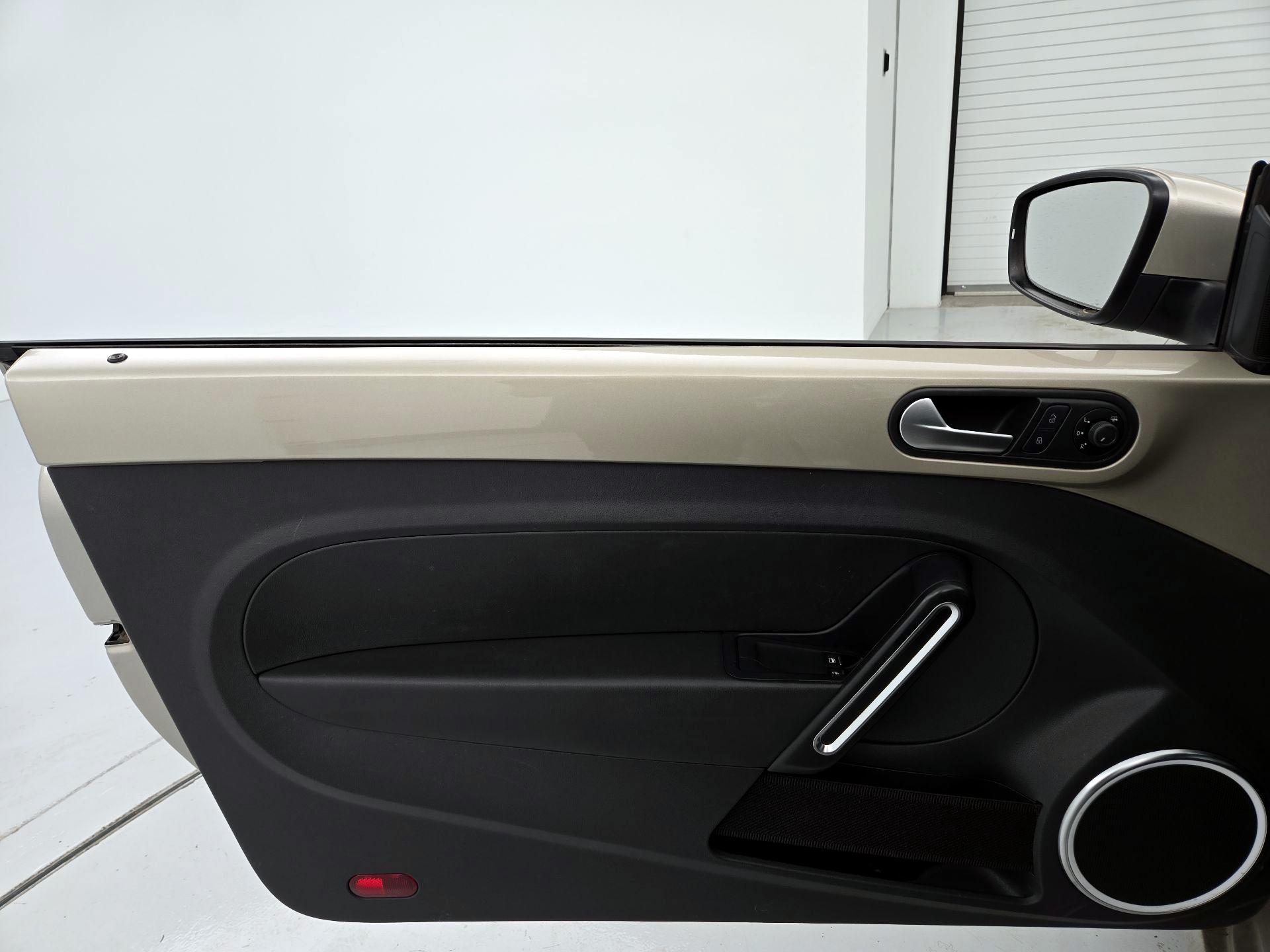 Thumbnail: 2014 Volkswagen Beetle - 12