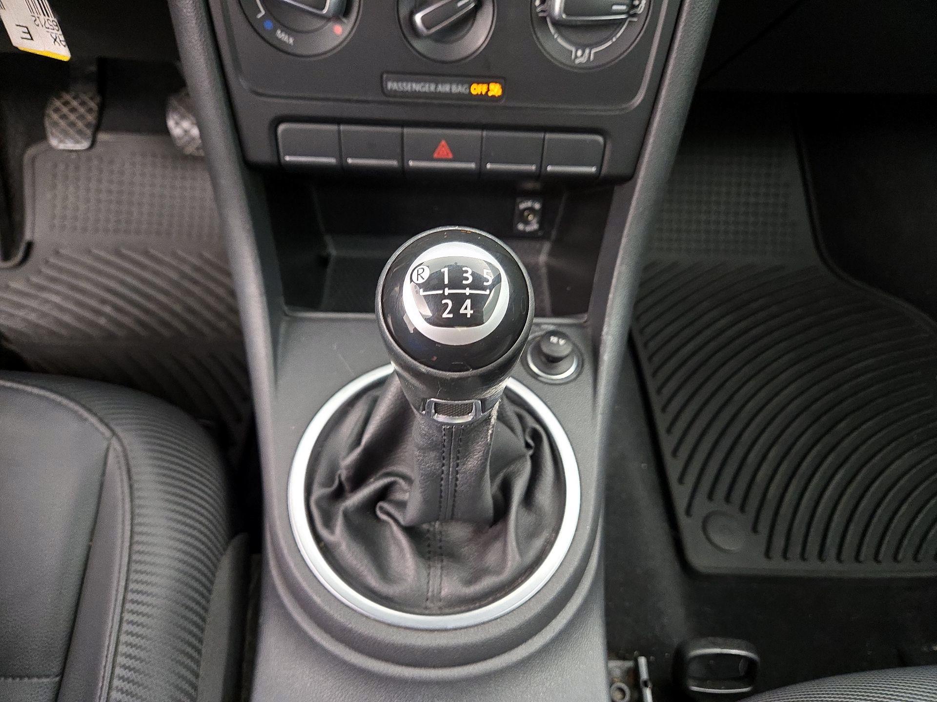Thumbnail: 2014 Volkswagen Beetle - 15
