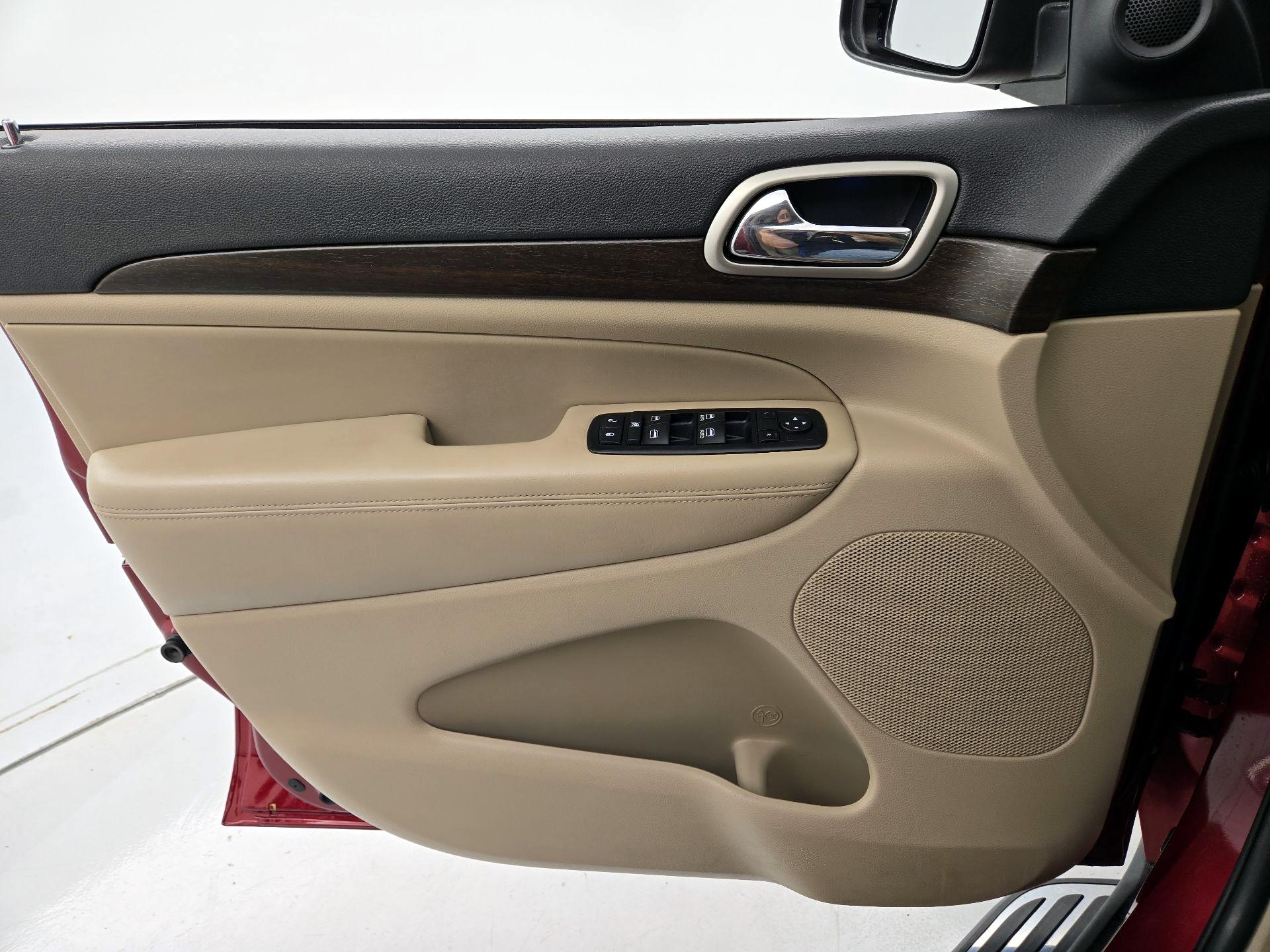 Thumbnail: 2015 Jeep Grand Cherokee - 12