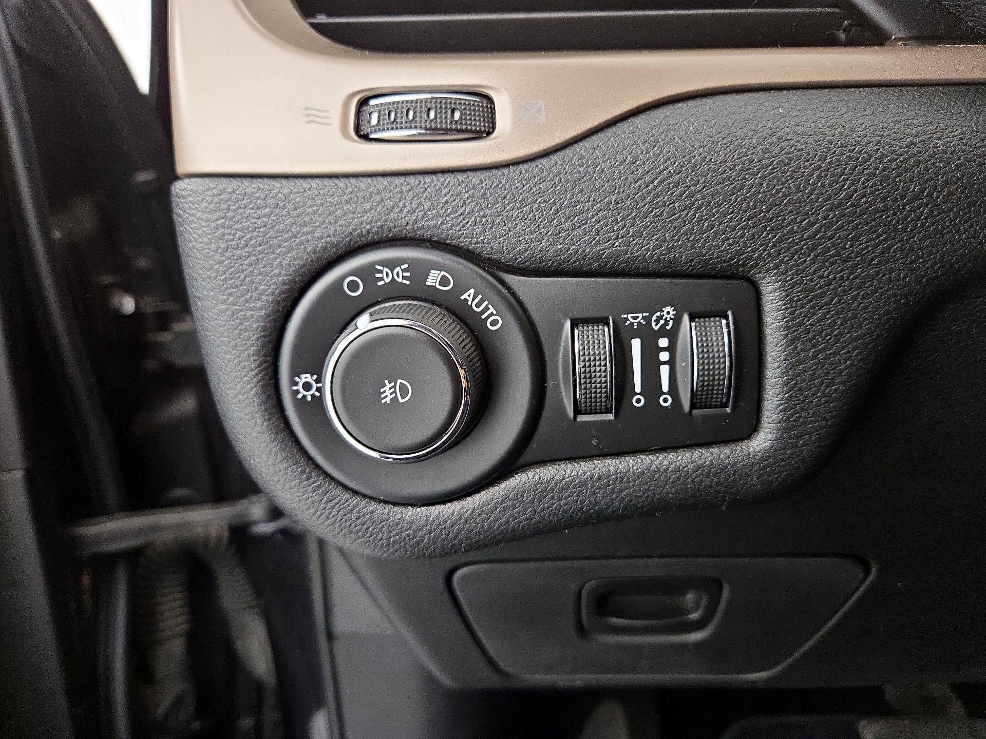 Thumbnail: 2015 Jeep Cherokee - 13