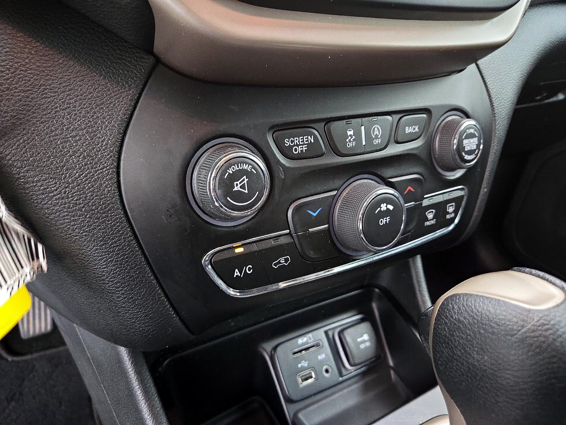 Thumbnail: 2015 Jeep Cherokee - 16