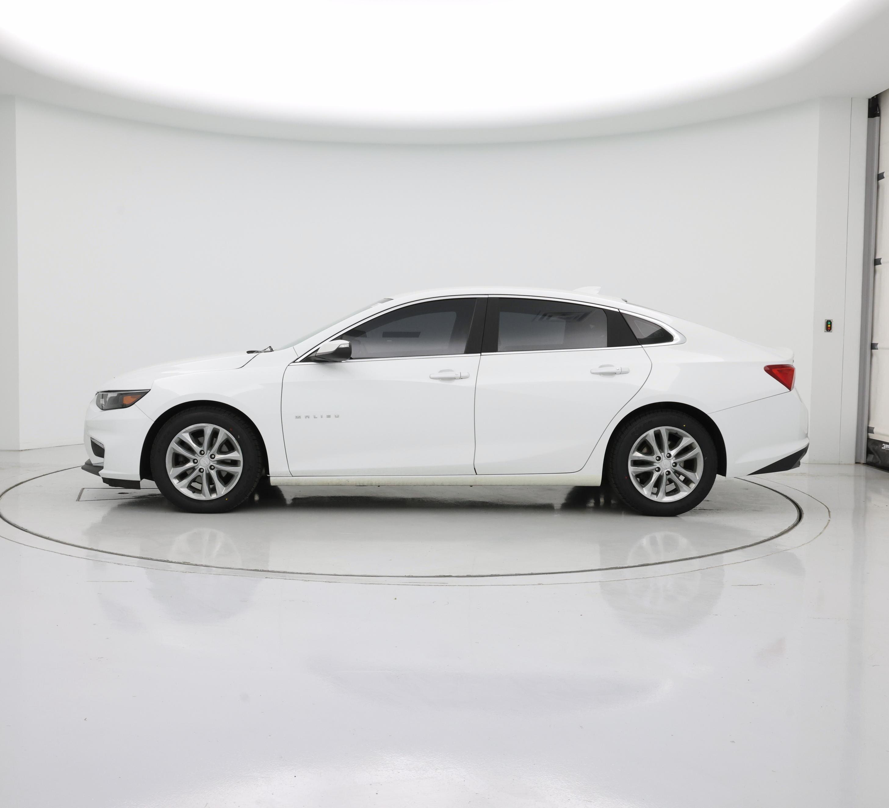 Thumbnail: 2016 Chevrolet Malibu - 3