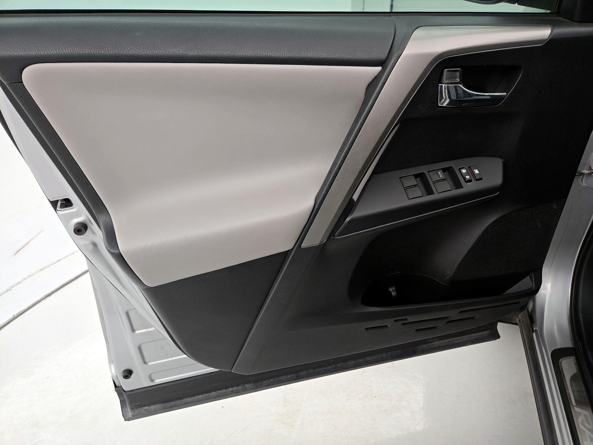 Thumbnail: 2016 Toyota RAV4 - 12