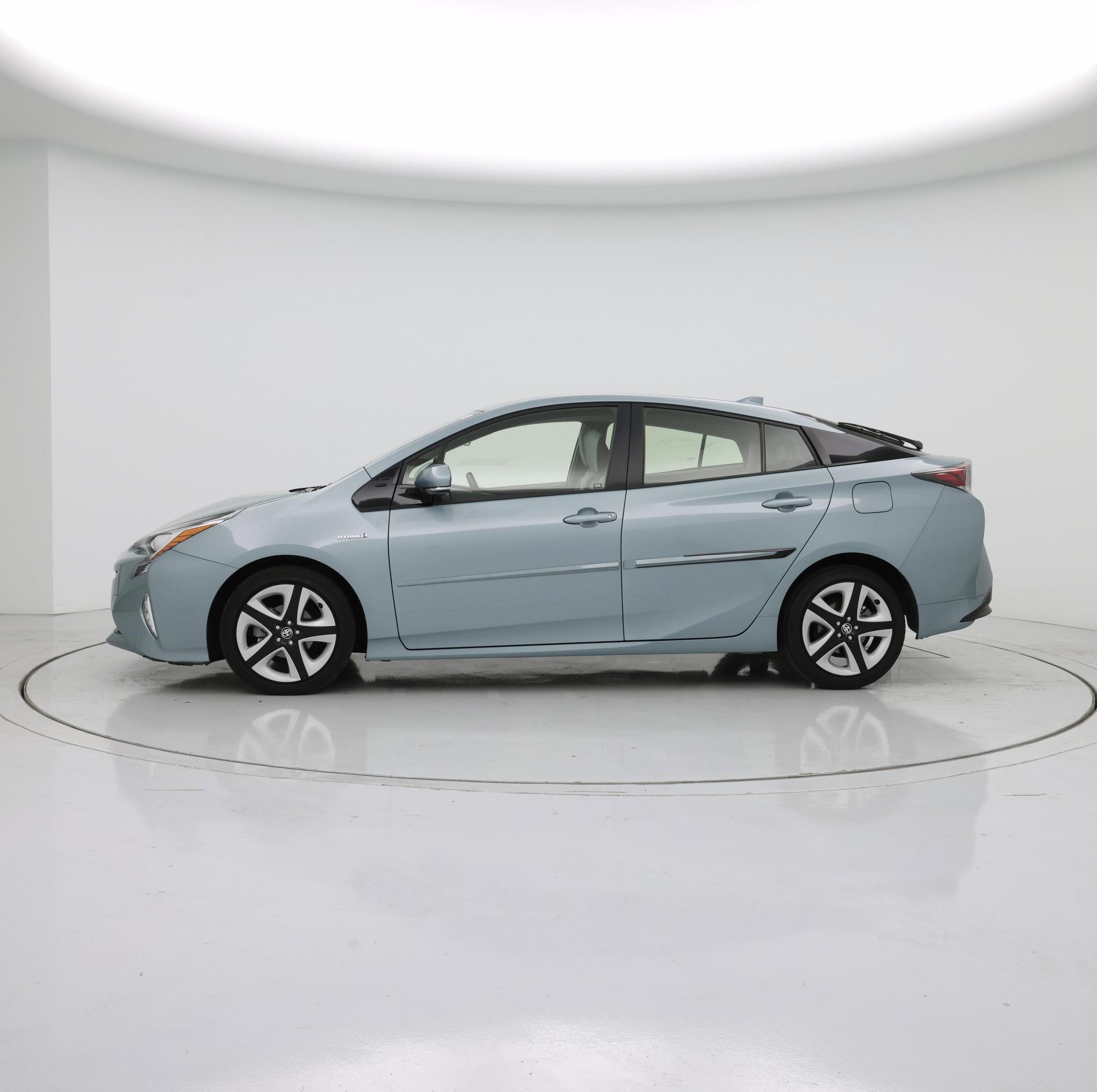 Thumbnail: 2017 Toyota Prius - 3