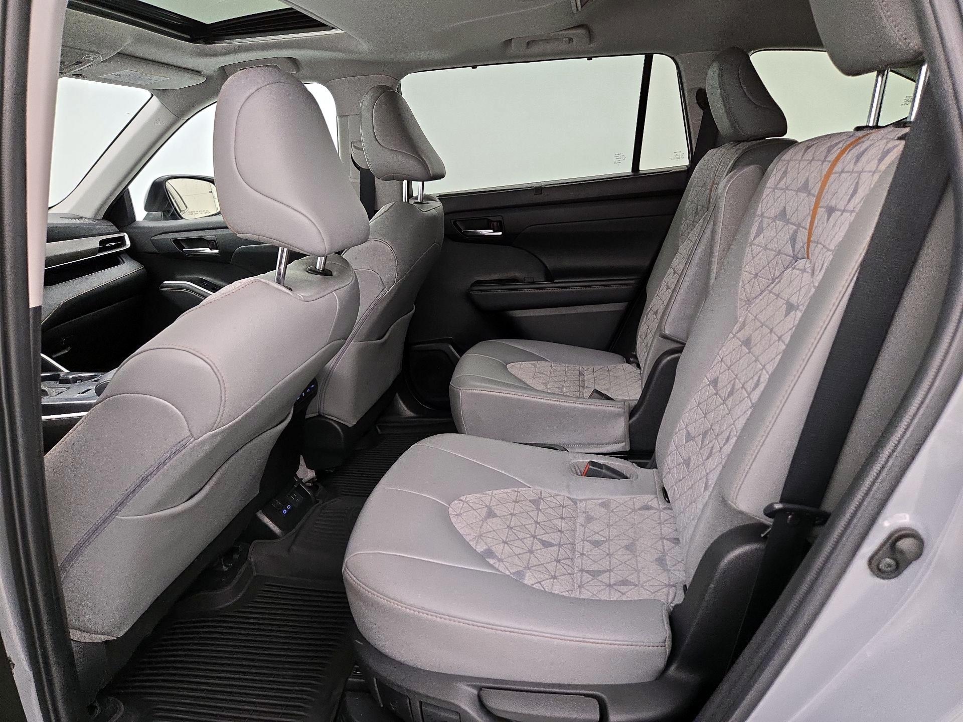 Thumbnail: 2022 Toyota Highlander - 20