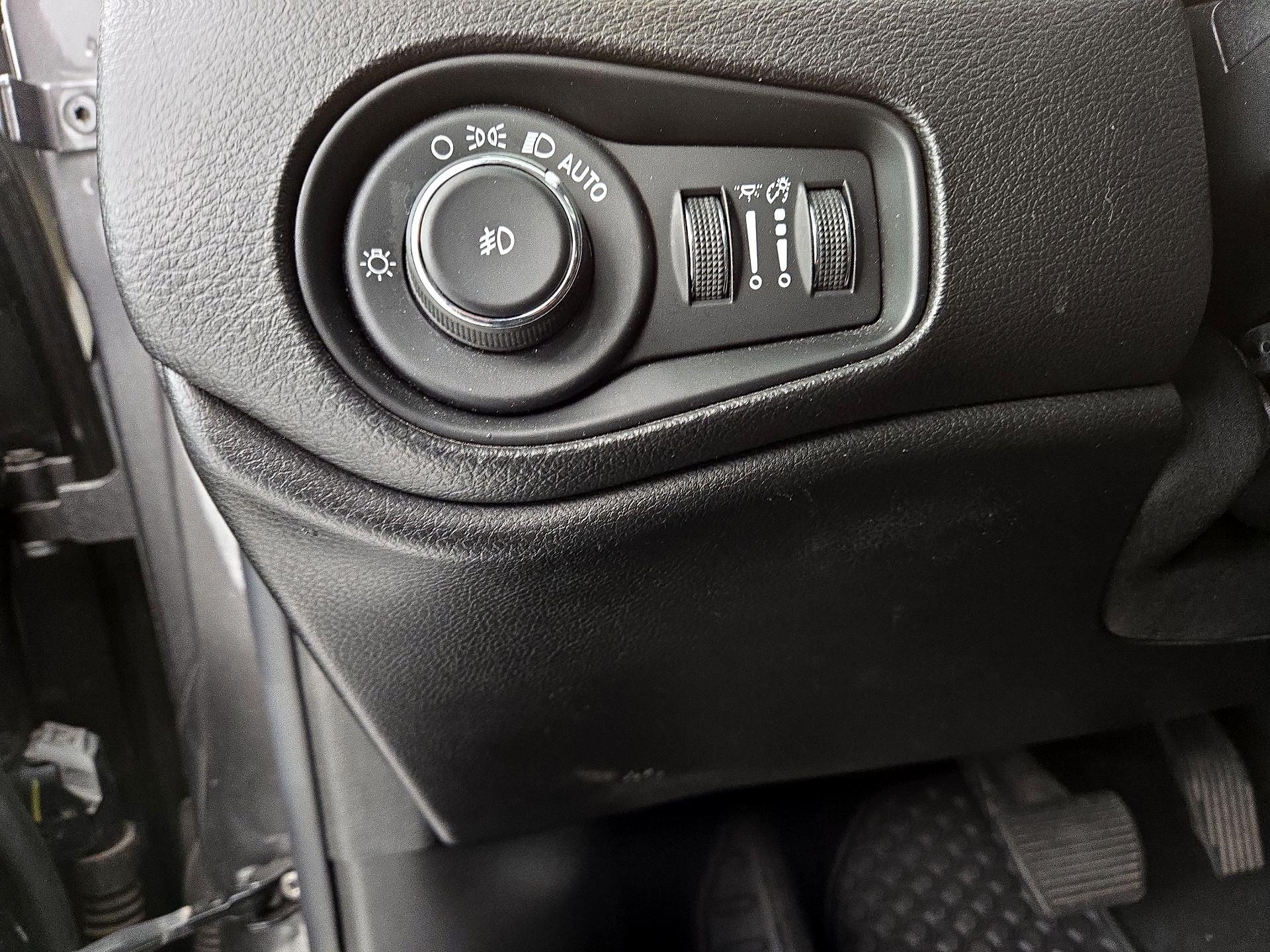 Thumbnail: 2016 Jeep Renegade - 13