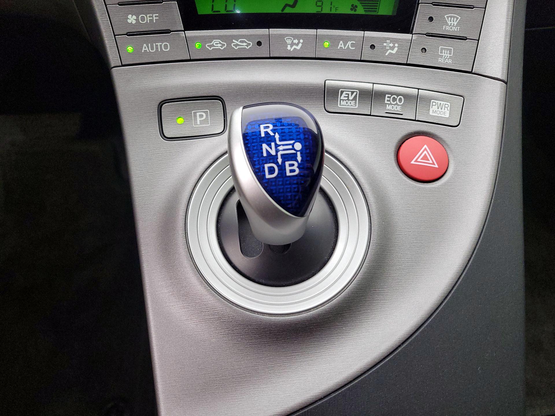 Thumbnail: 2015 Toyota Prius - 17