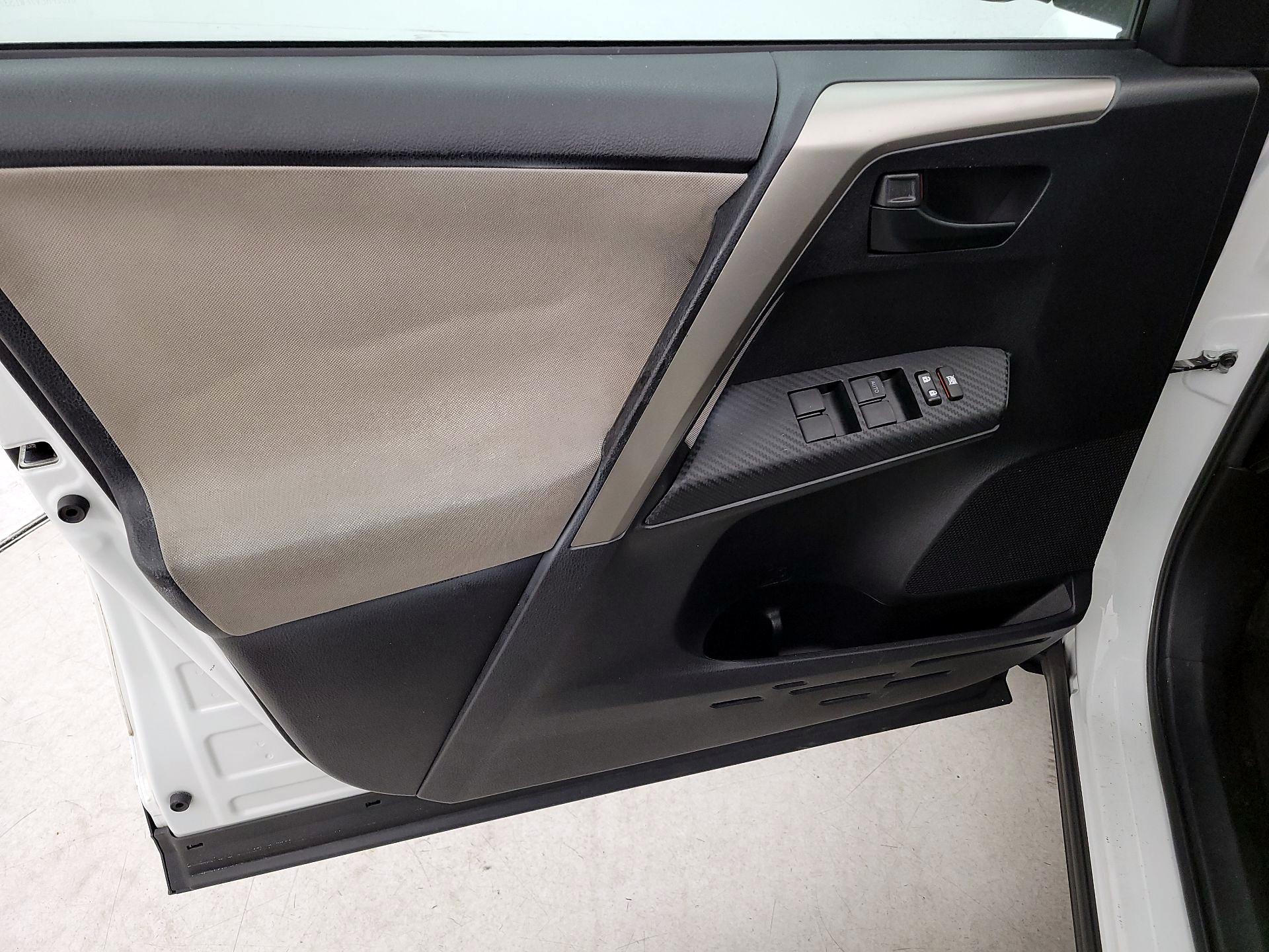 Thumbnail: 2015 Toyota RAV4 - 12