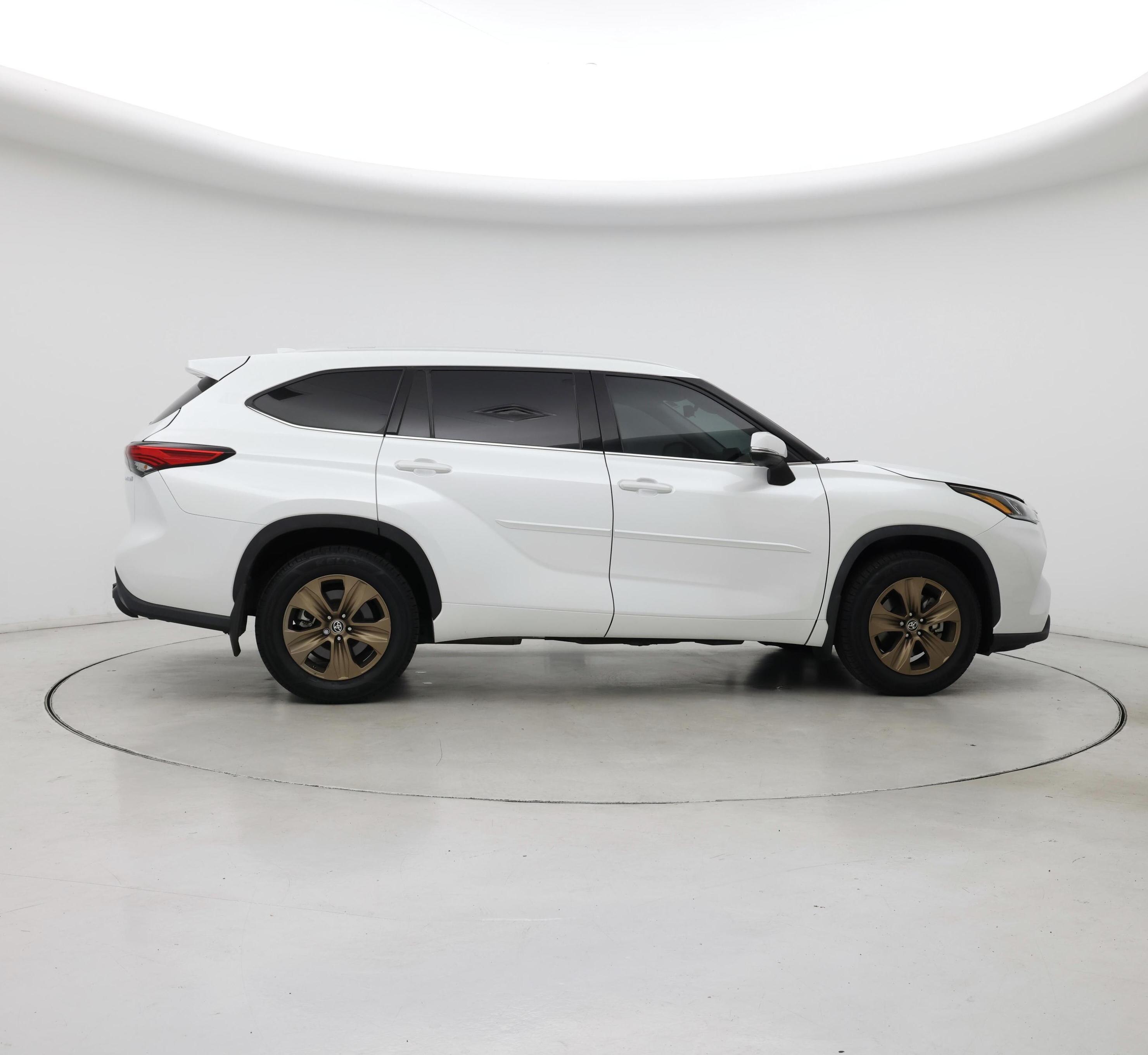 Thumbnail: 2022 Toyota Highlander - 7