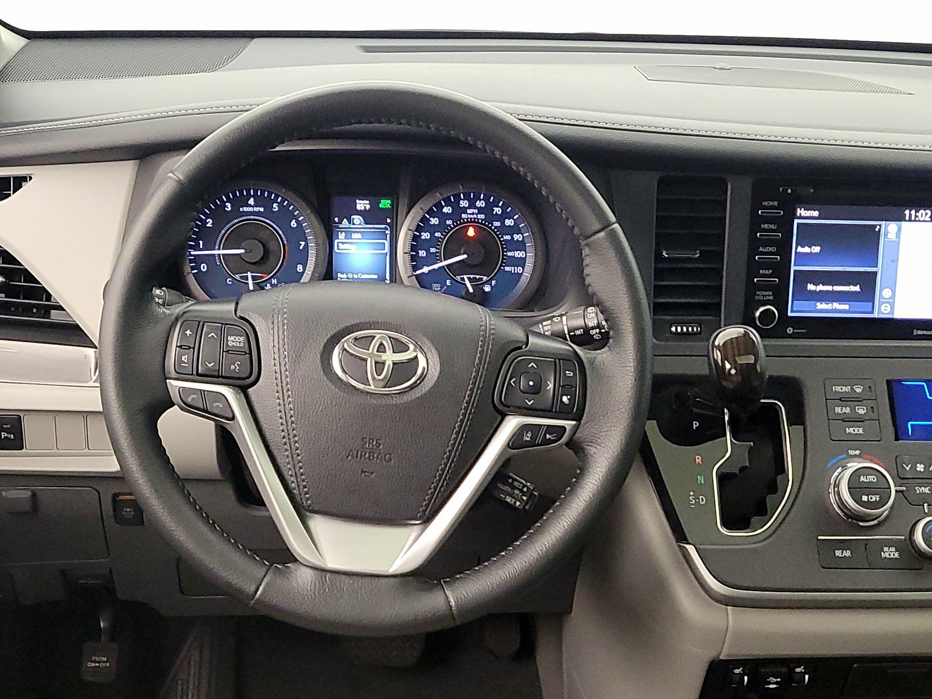 Thumbnail: 2020 Toyota Sienna - 10