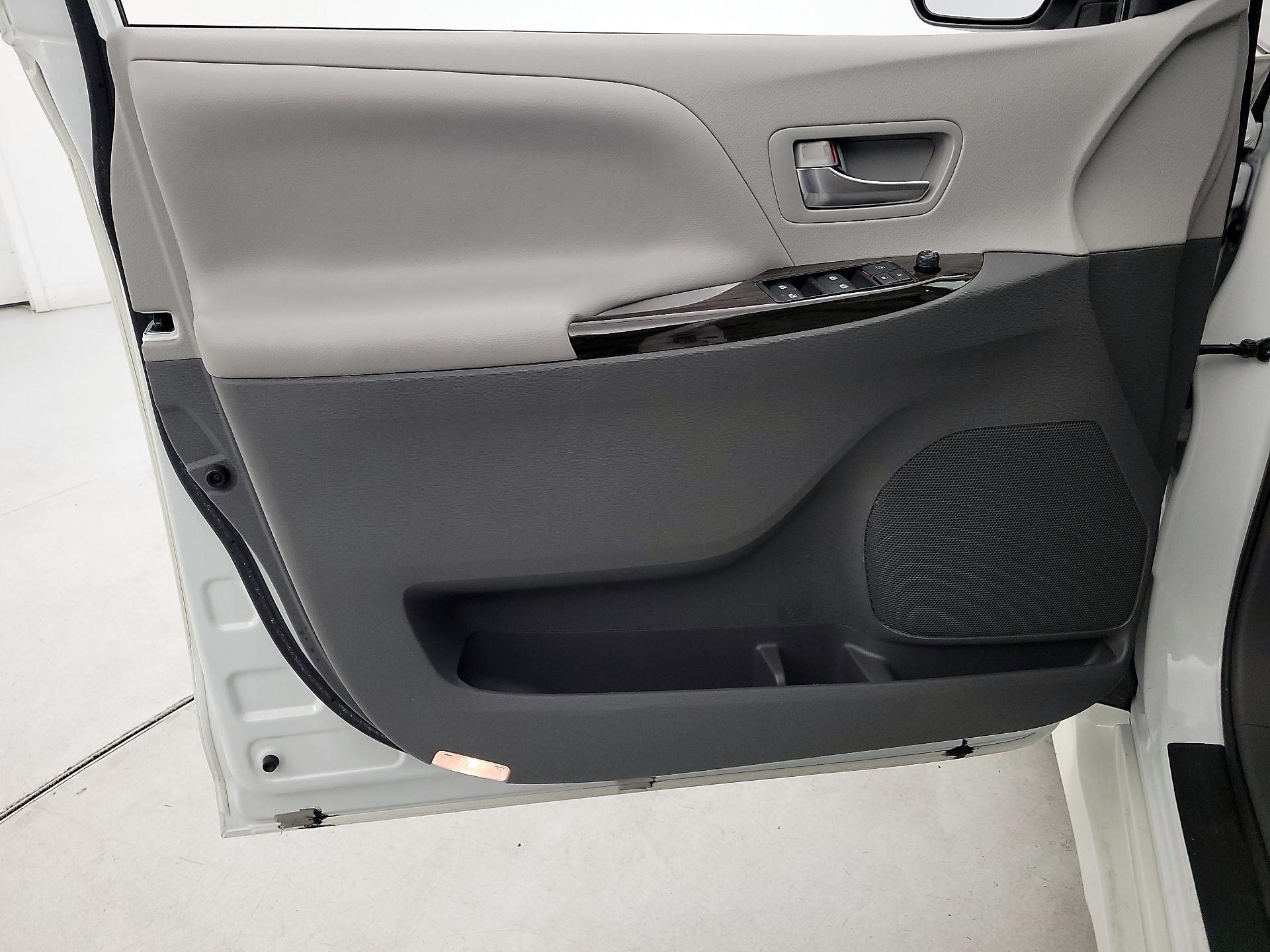 Thumbnail: 2020 Toyota Sienna - 12