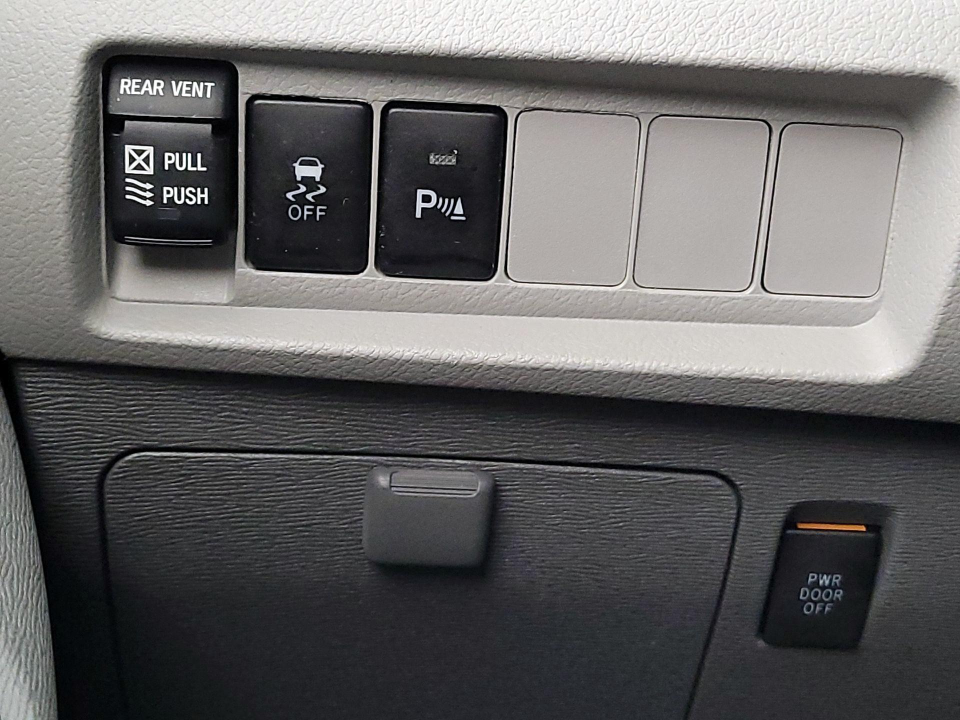 Thumbnail: 2020 Toyota Sienna - 13