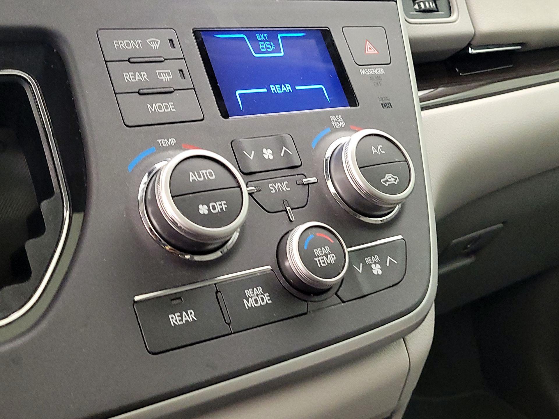 Thumbnail: 2020 Toyota Sienna - 17