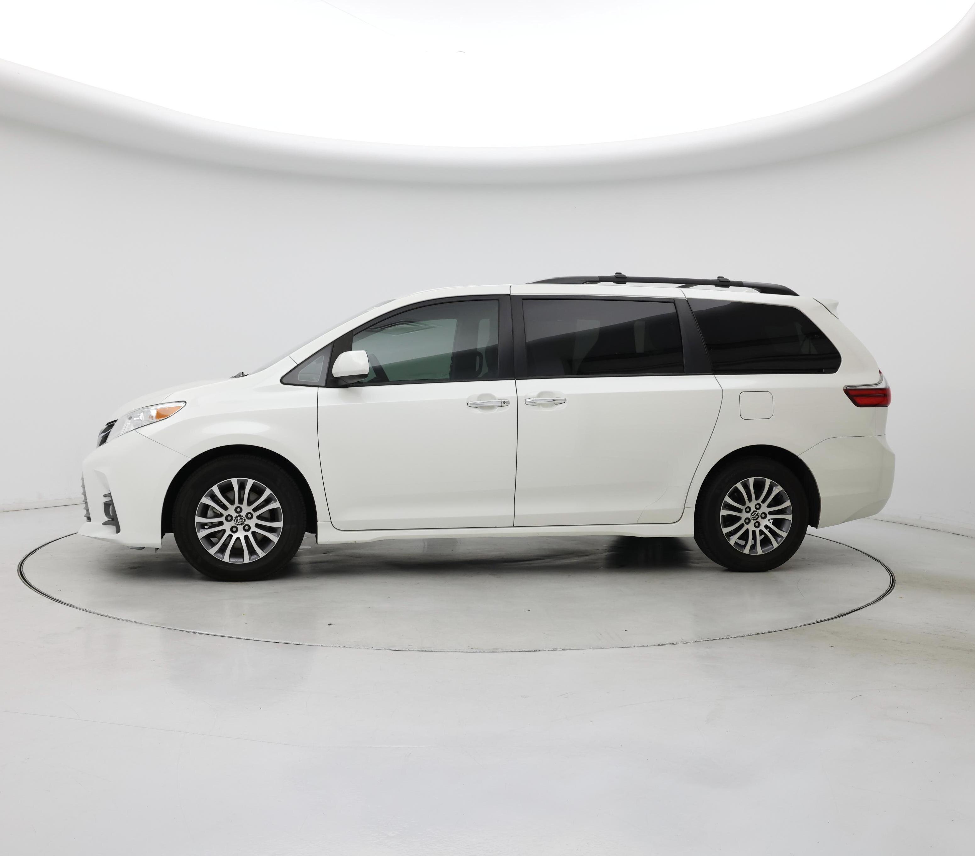 Thumbnail: 2020 Toyota Sienna - 3