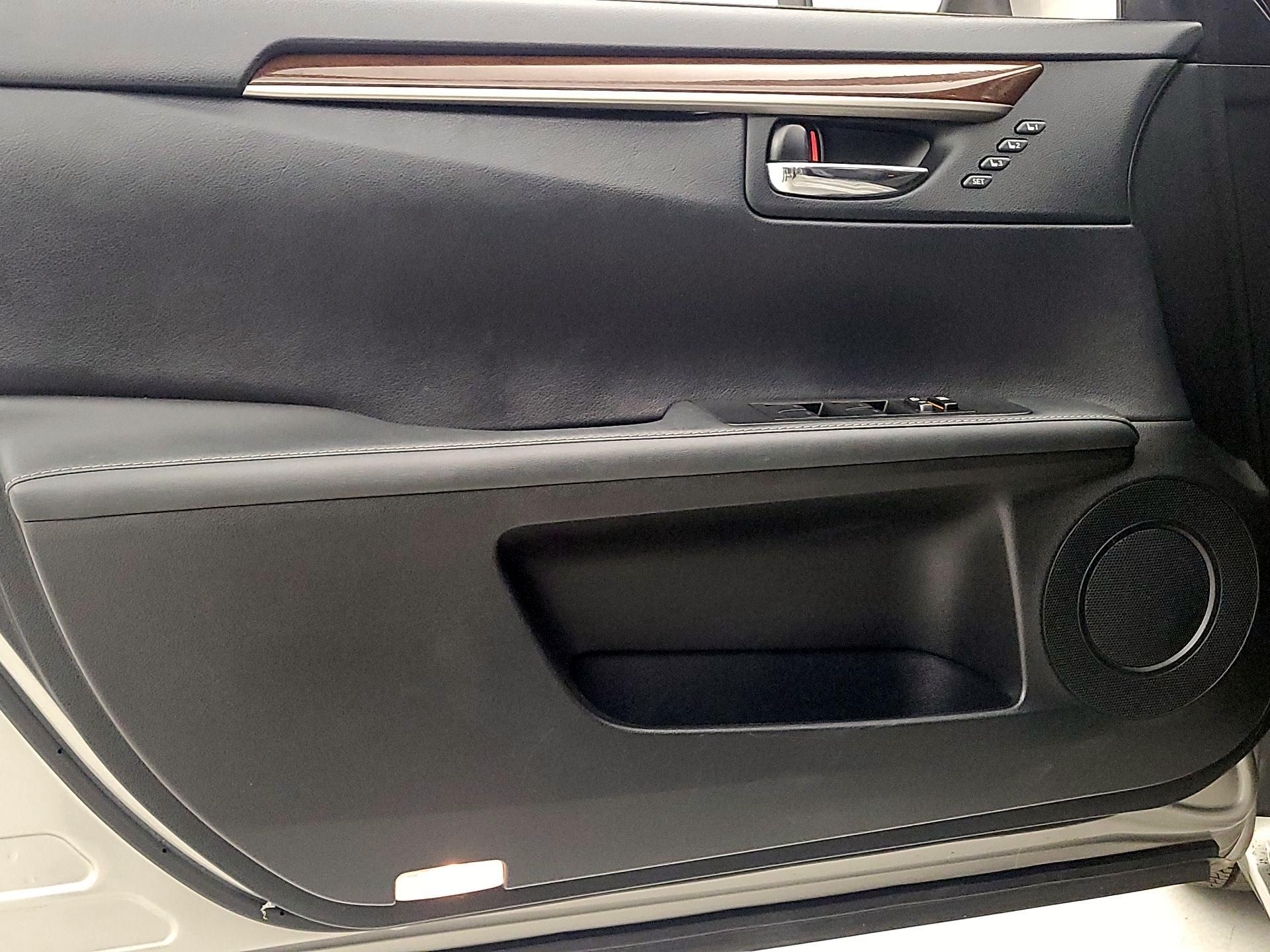 Thumbnail: 2015 Lexus ES - 12