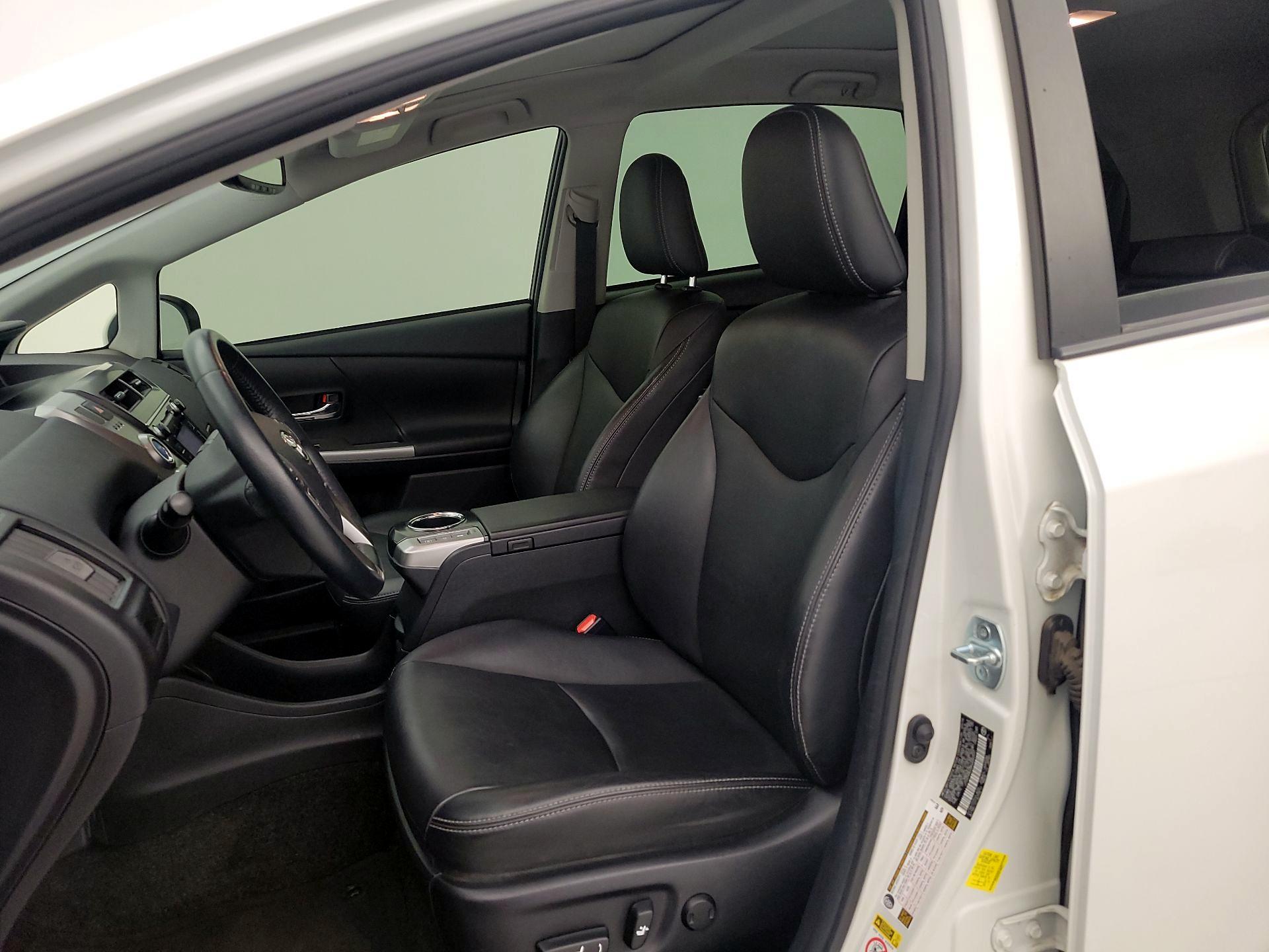 Thumbnail: 2017 Toyota Prius v - 11