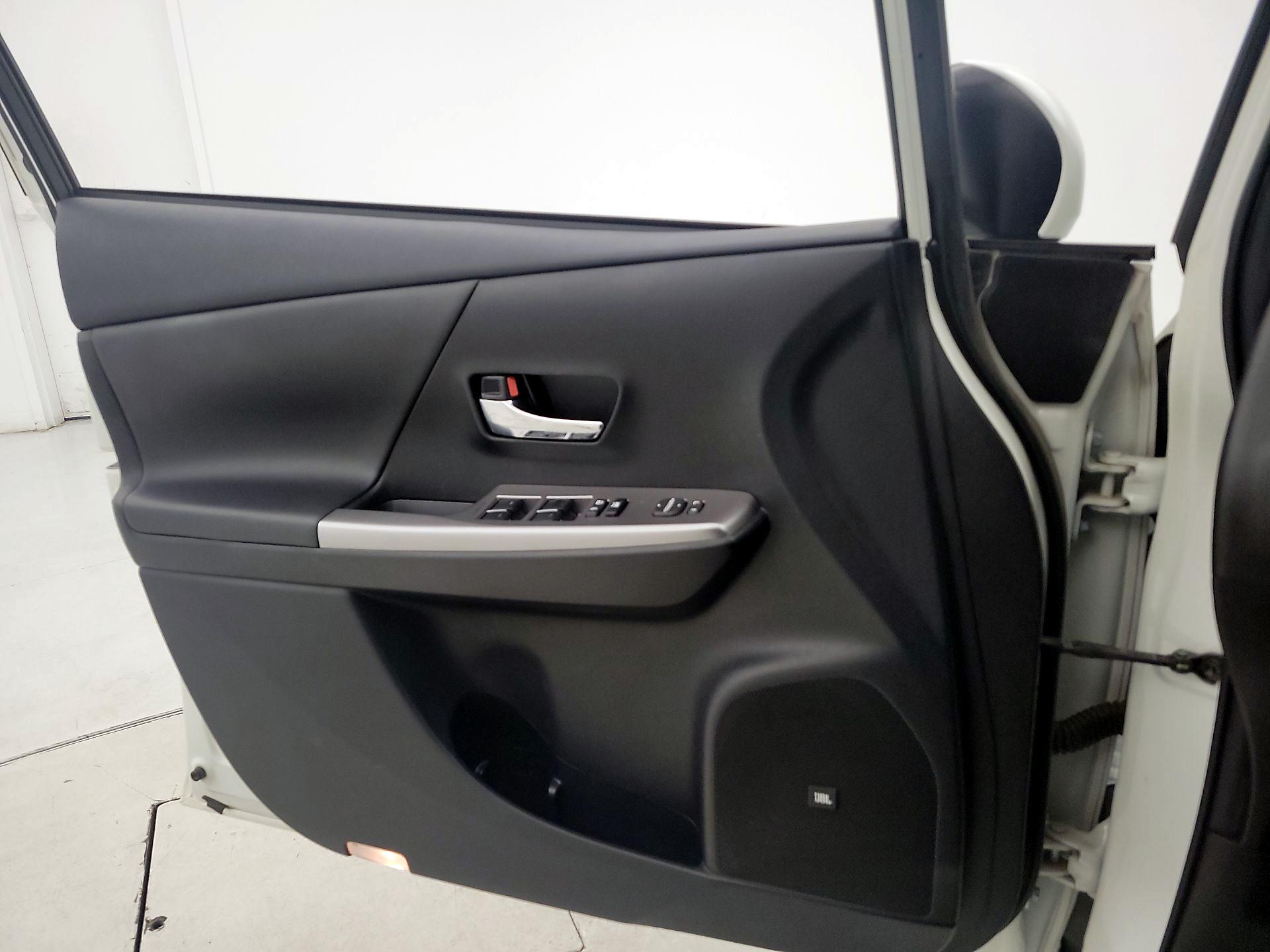 Thumbnail: 2017 Toyota Prius v - 12