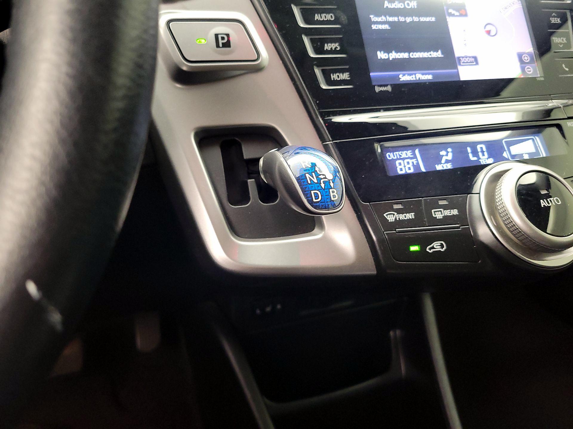 Thumbnail: 2017 Toyota Prius v - 18
