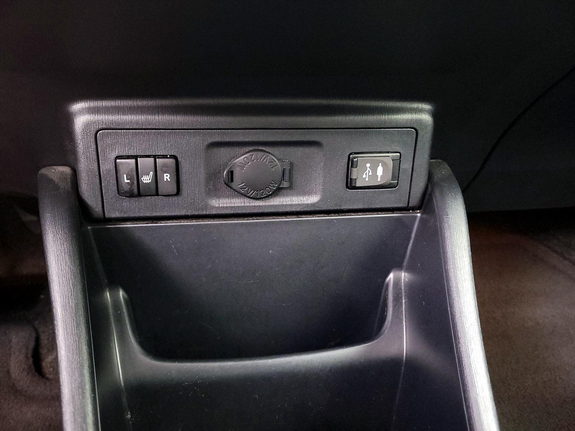 Thumbnail: 2017 Toyota Prius v - 19