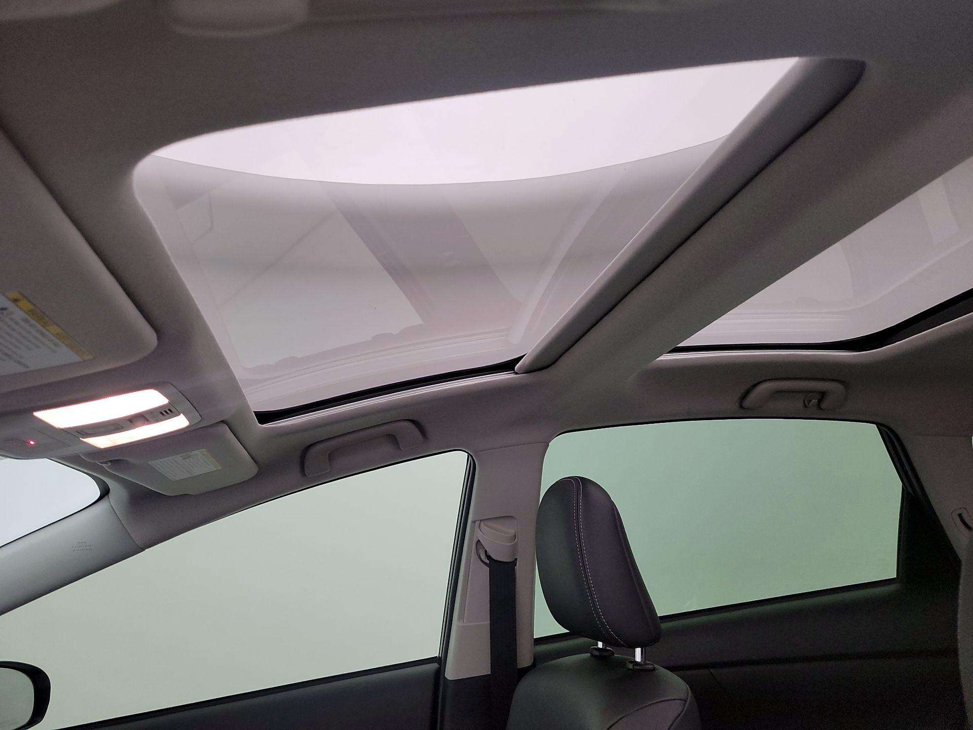 Thumbnail: 2017 Toyota Prius v - 20