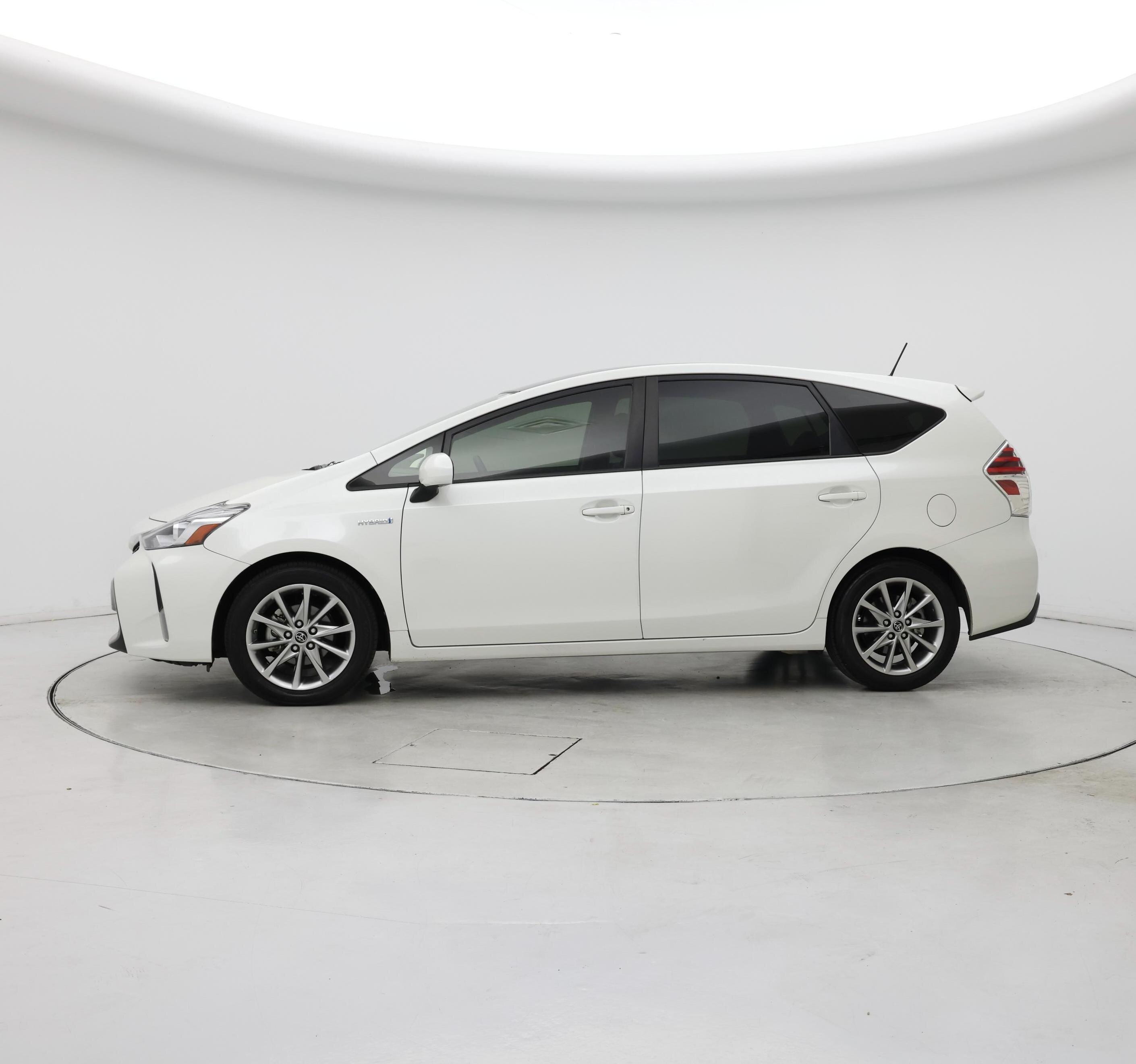 Thumbnail: 2017 Toyota Prius v - 3