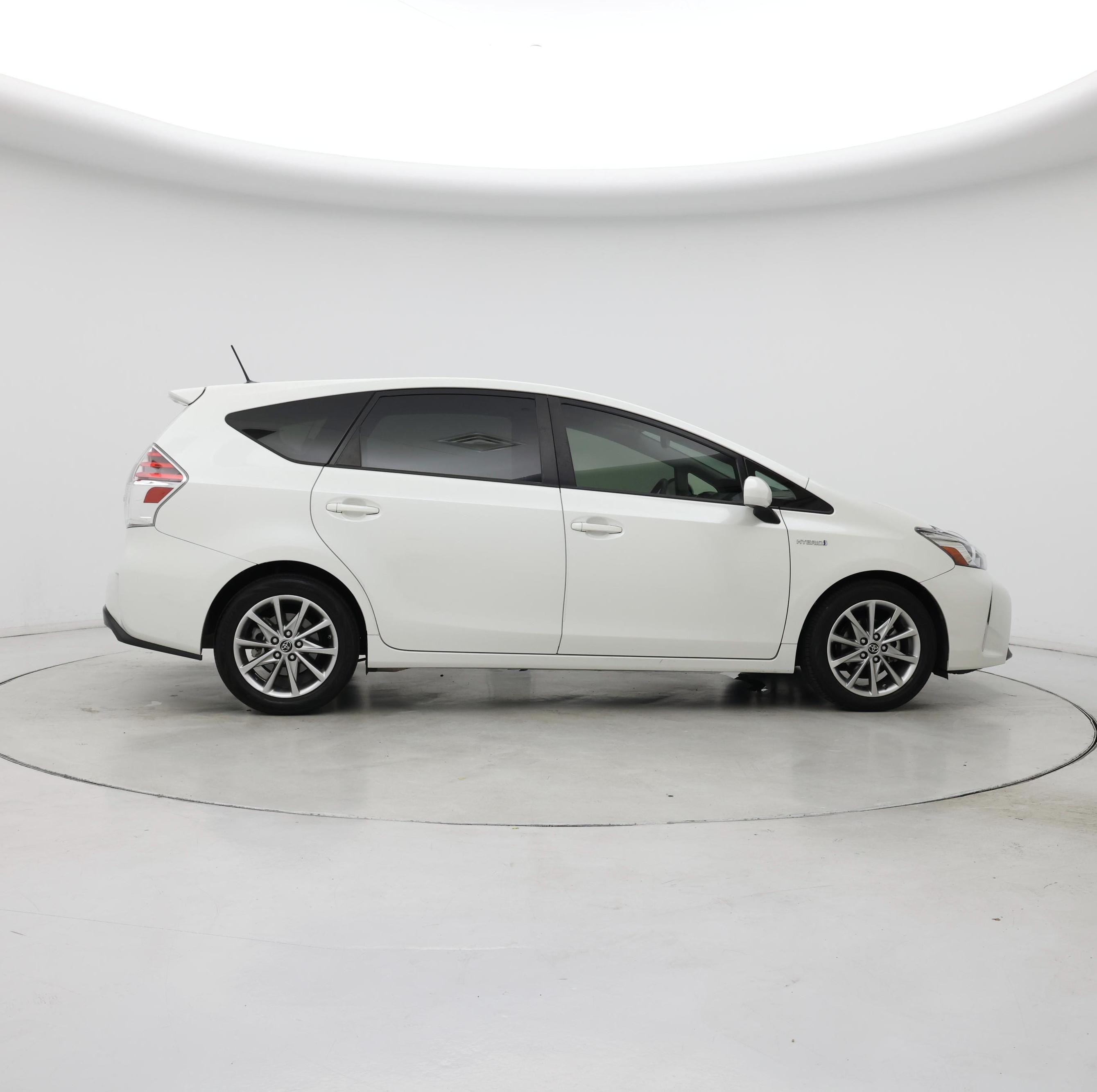Thumbnail: 2017 Toyota Prius v - 7