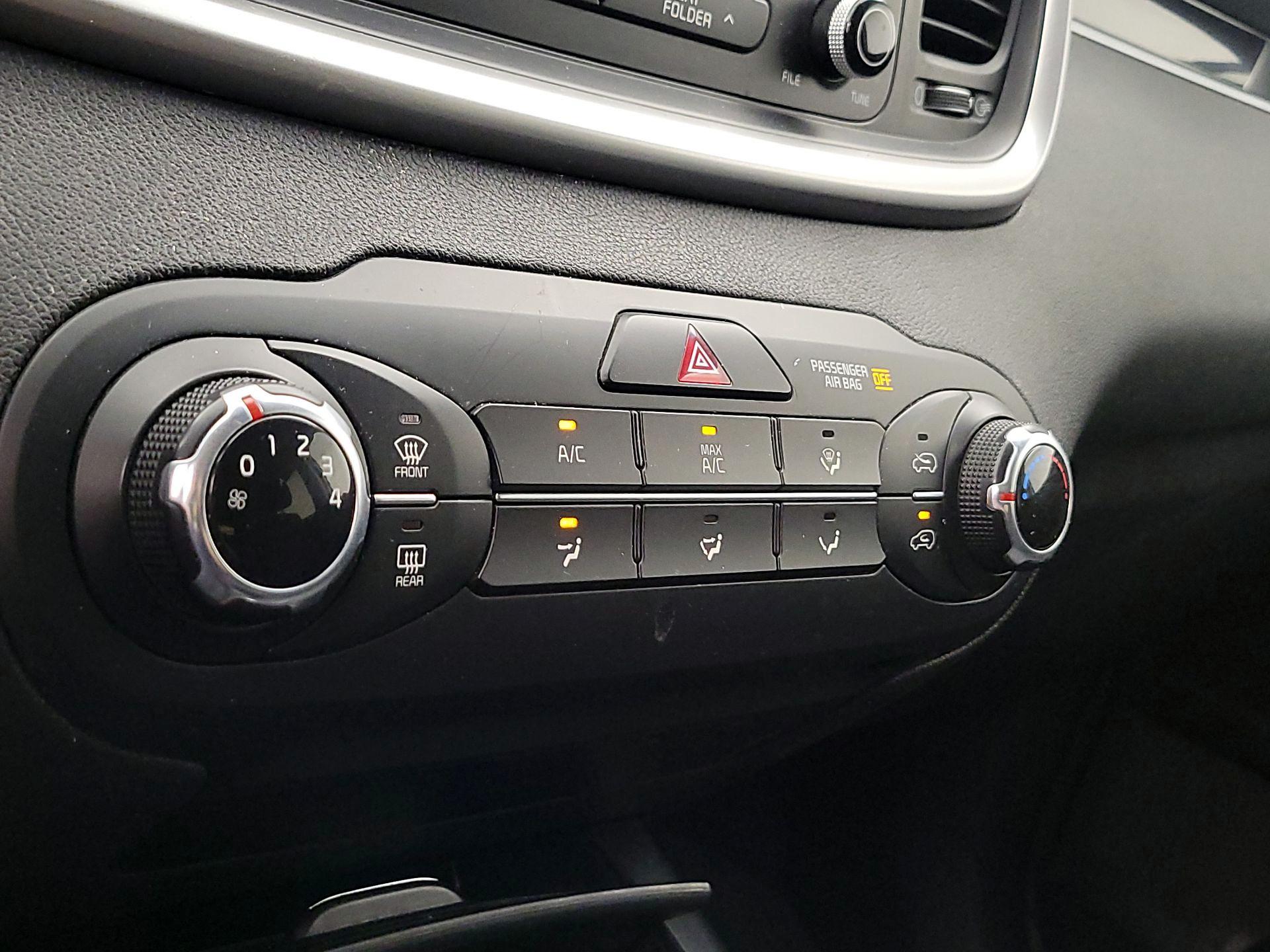 Thumbnail: 2016 Kia Sorento - 16