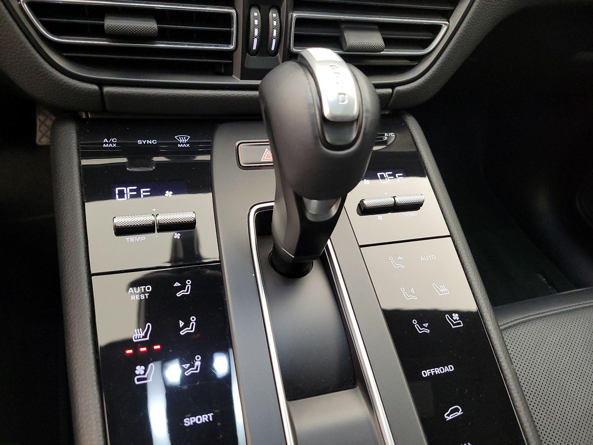 Thumbnail: 2022 Porsche Macan - 18