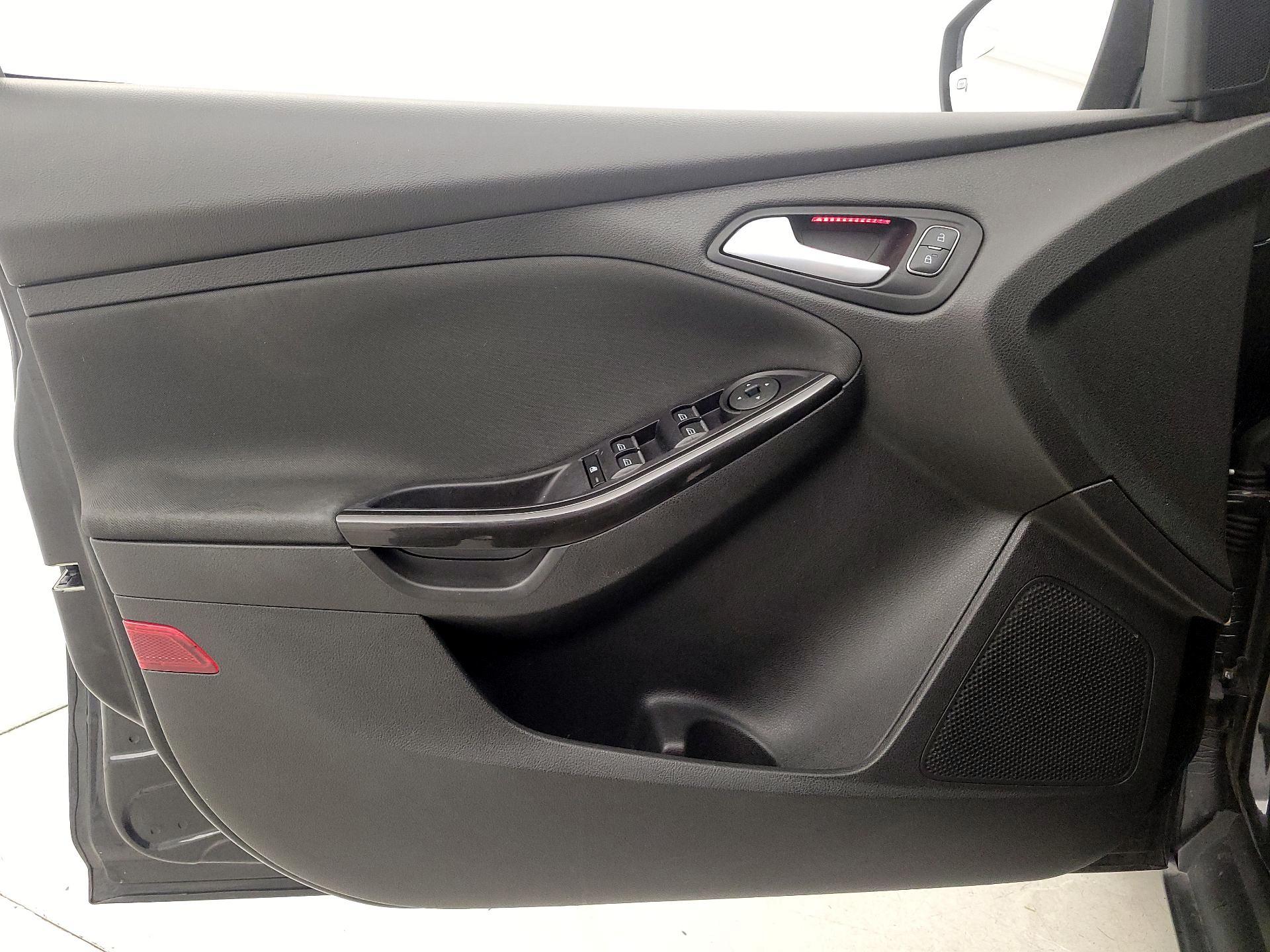 Thumbnail: 2015 Ford Focus - 12