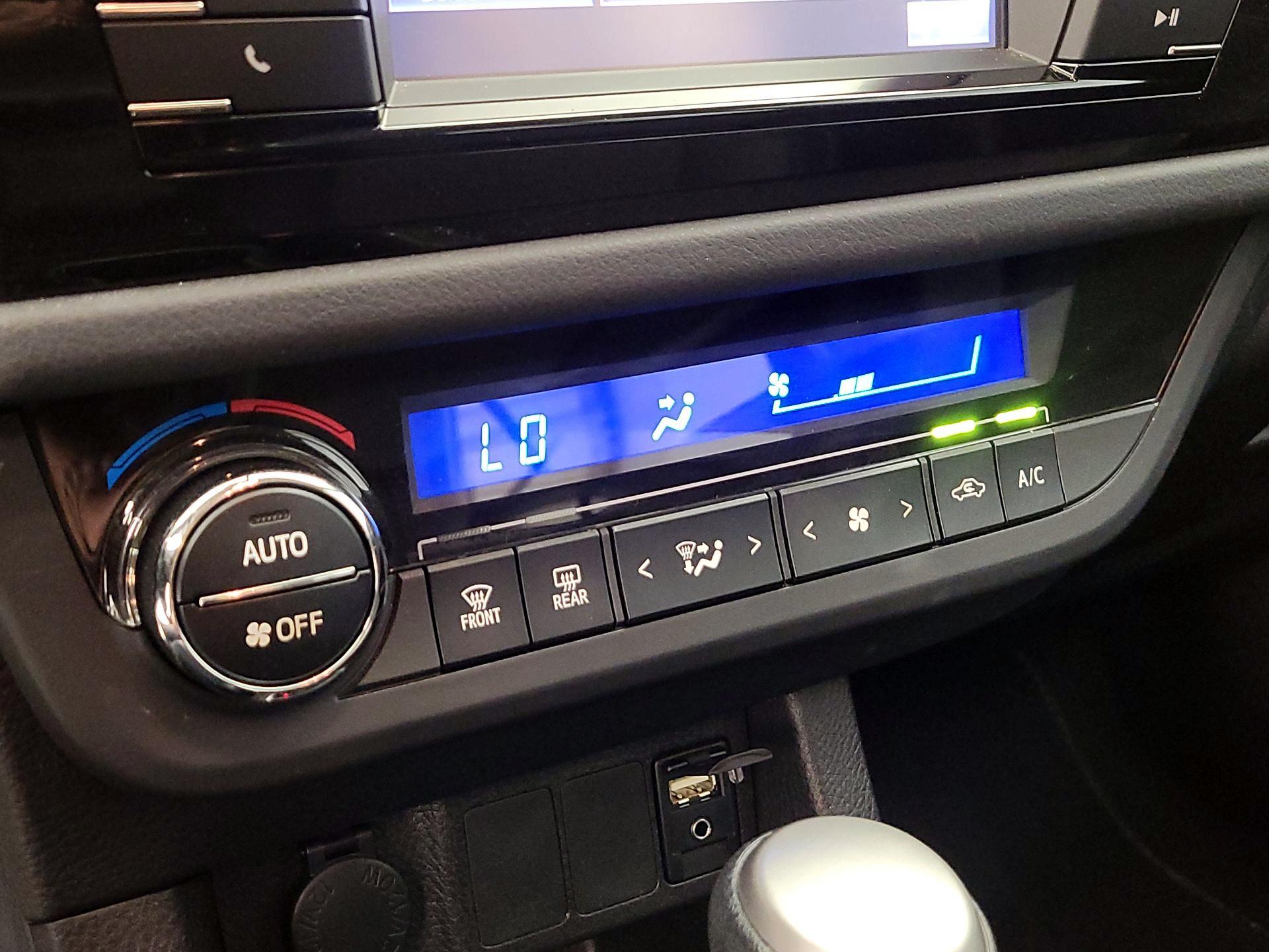 Thumbnail: 2014 Toyota Corolla - 16