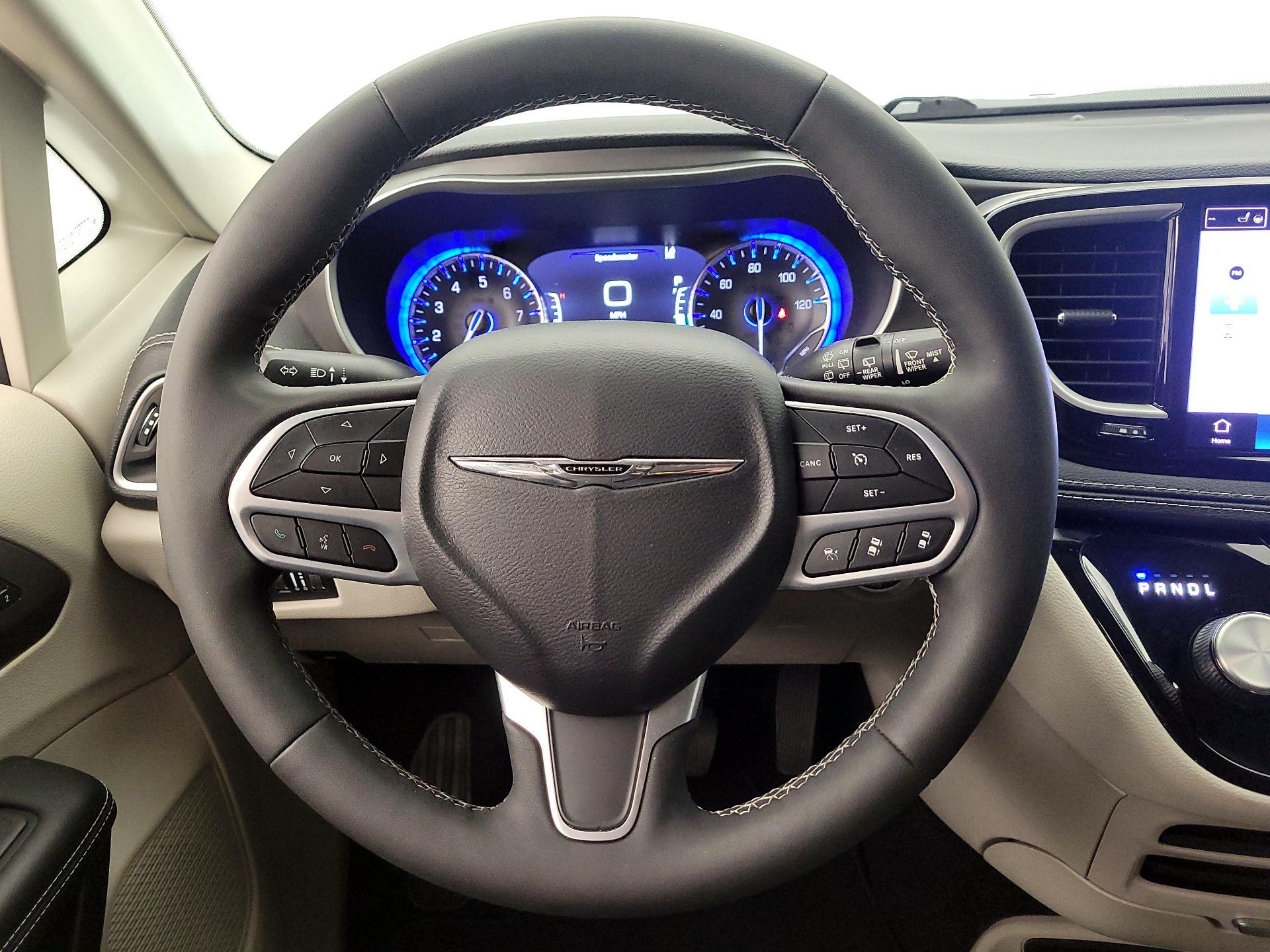 Thumbnail: 2022 Chrysler Pacifica - 10