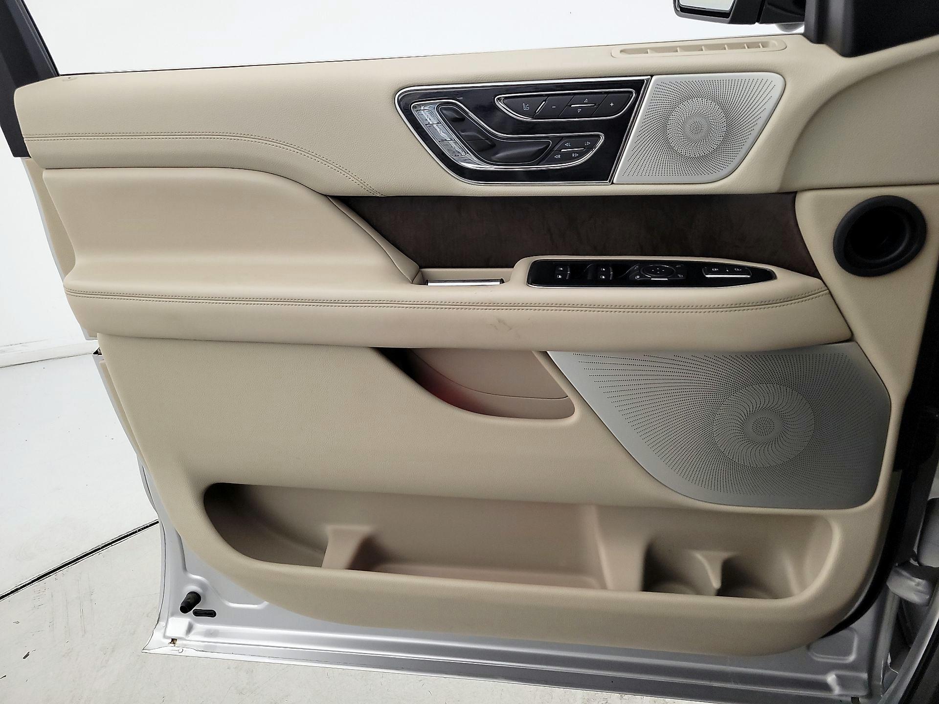 Thumbnail: 2019 Lincoln Navigator - 12