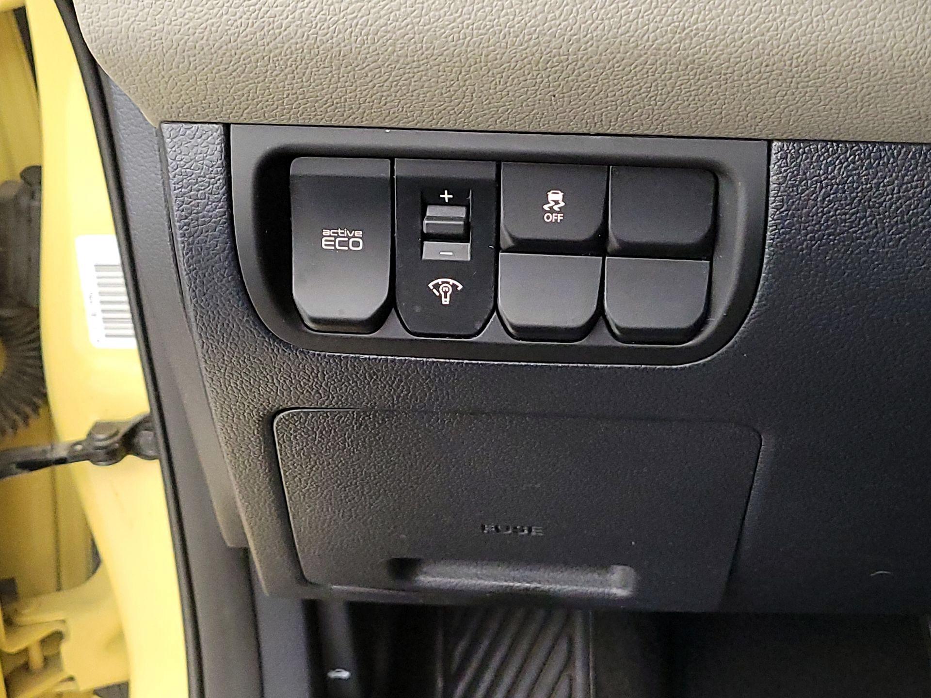 Thumbnail: 2016 Kia Rio - 13