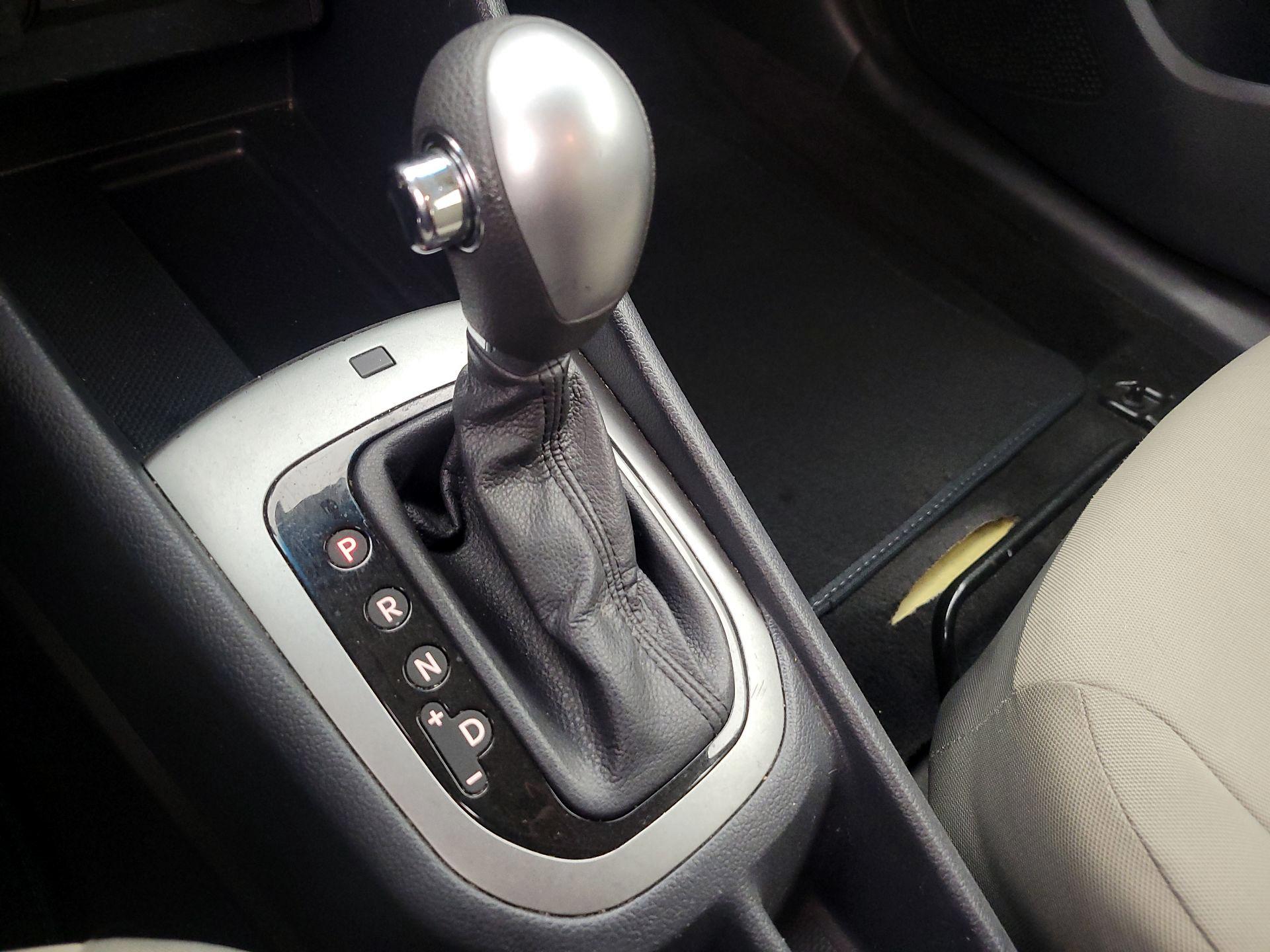 Thumbnail: 2016 Kia Rio - 16