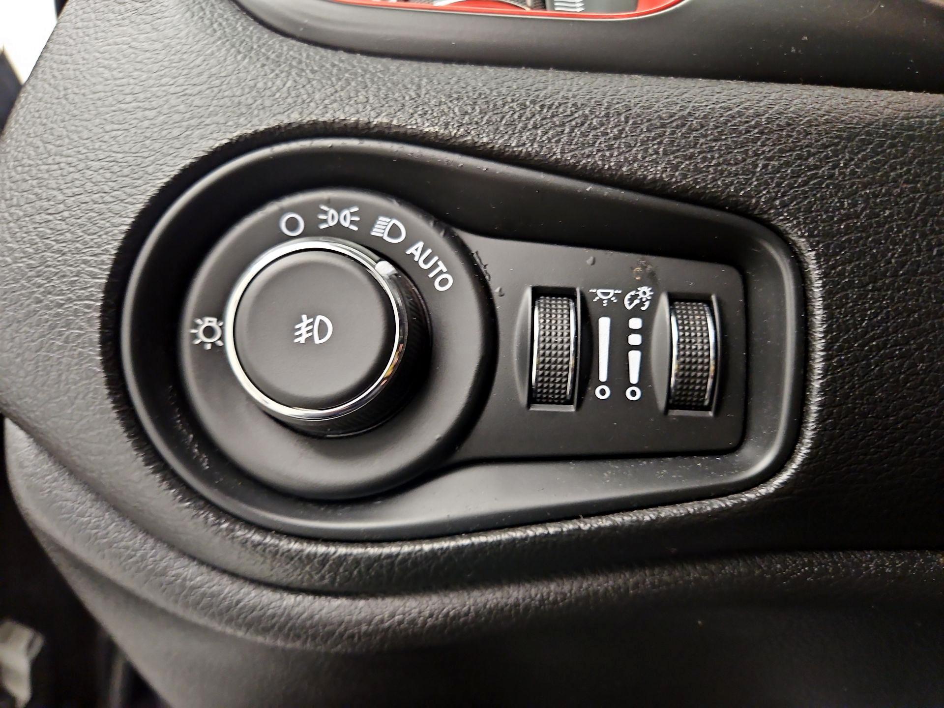 Thumbnail: 2016 Jeep Renegade - 13