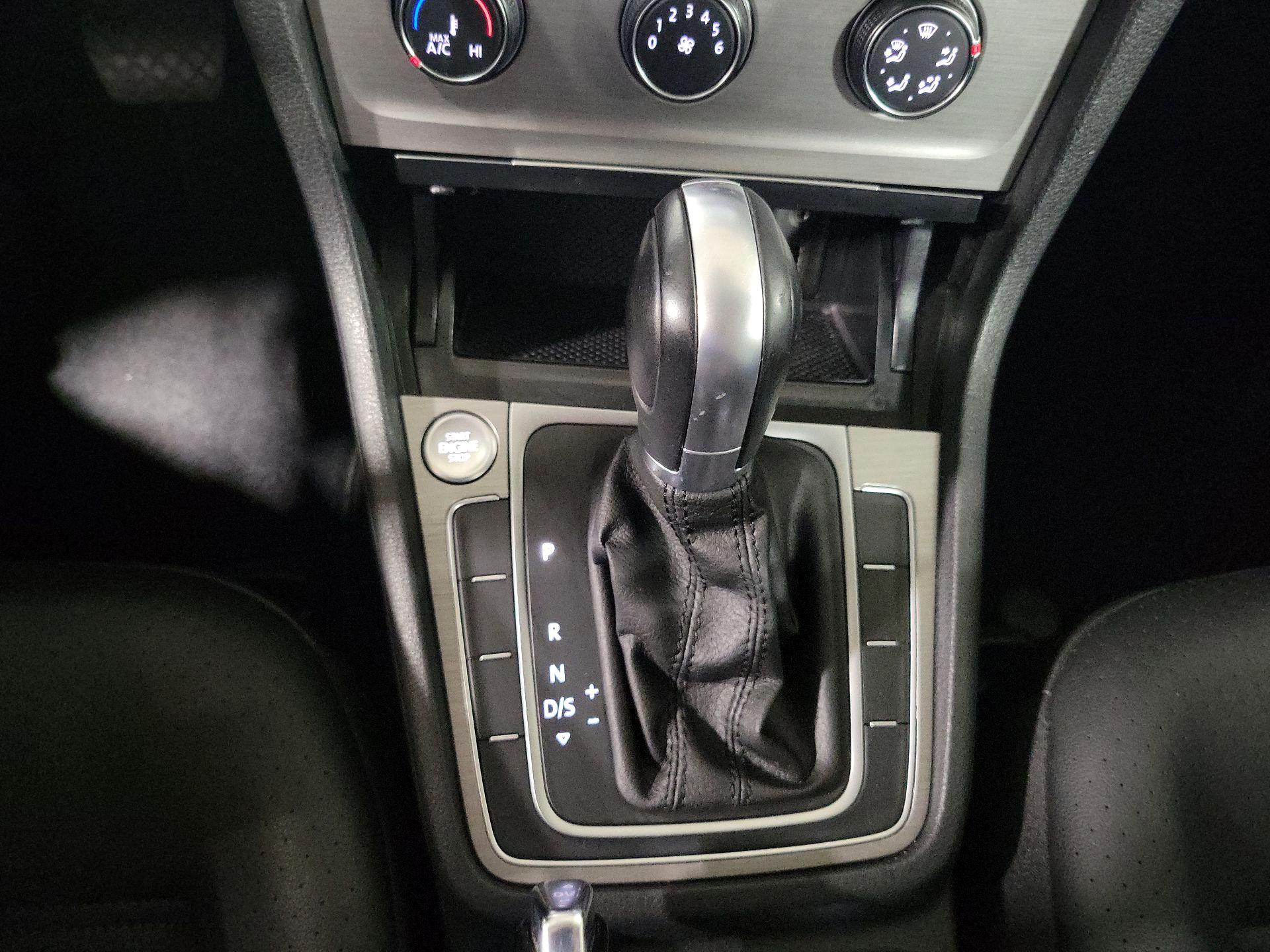 Thumbnail: 2016 Volkswagen Golf - 17