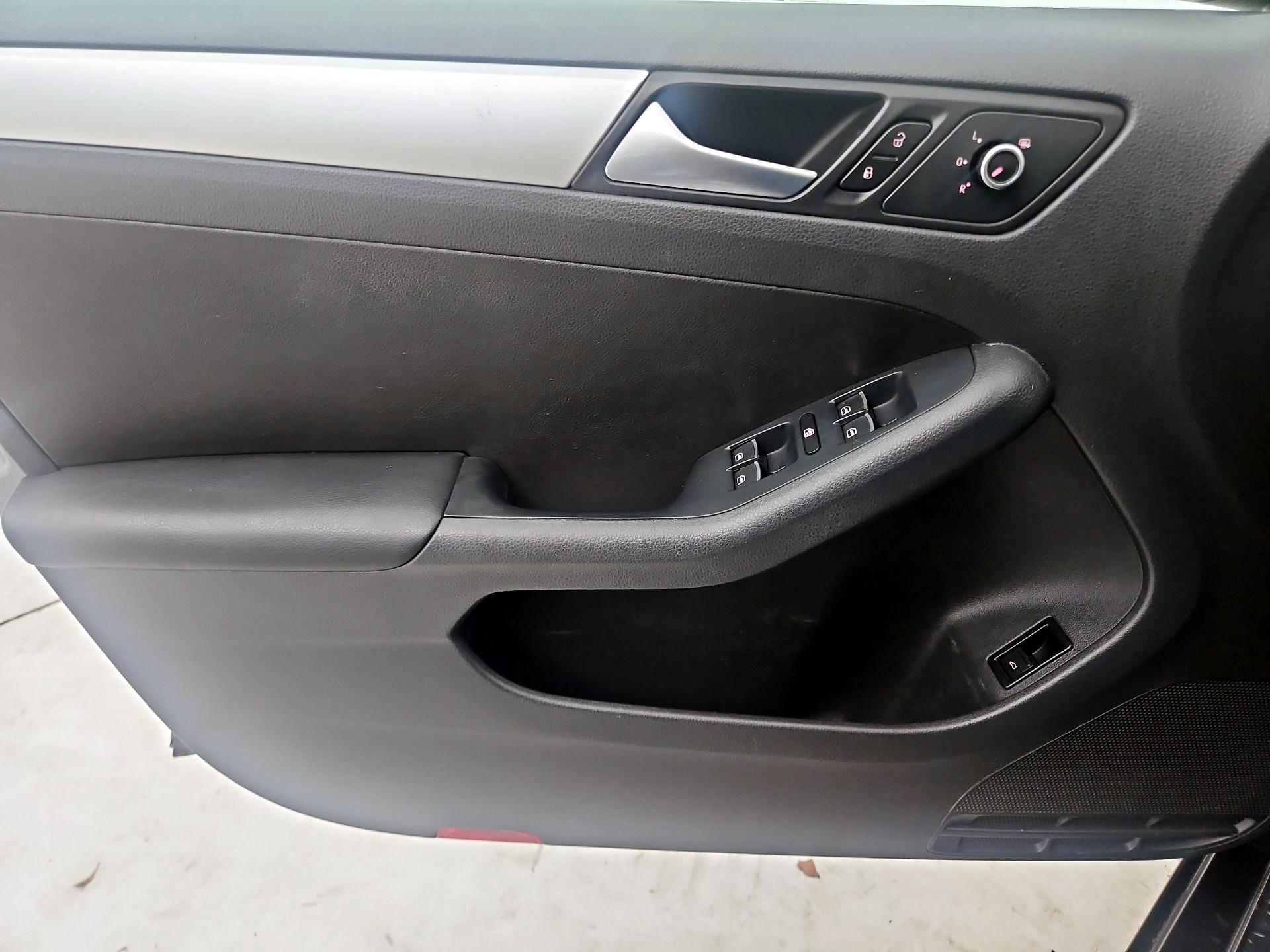 Thumbnail: 2014 Volkswagen Jetta - 12