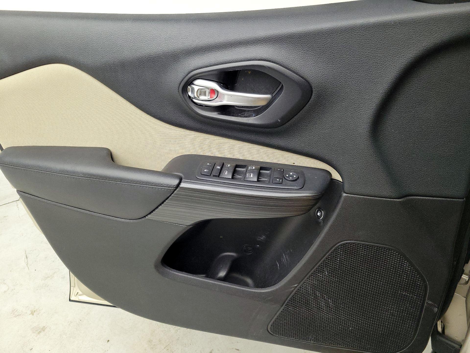 Thumbnail: 2015 Jeep Cherokee - 12