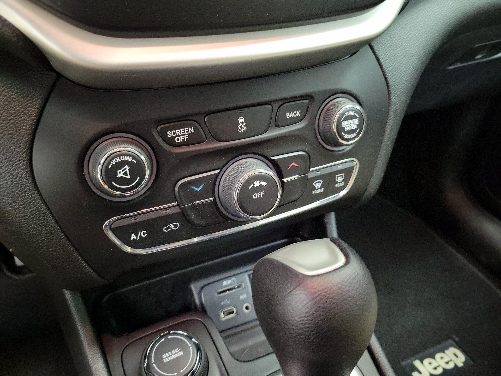 Thumbnail: 2015 Jeep Cherokee - 16