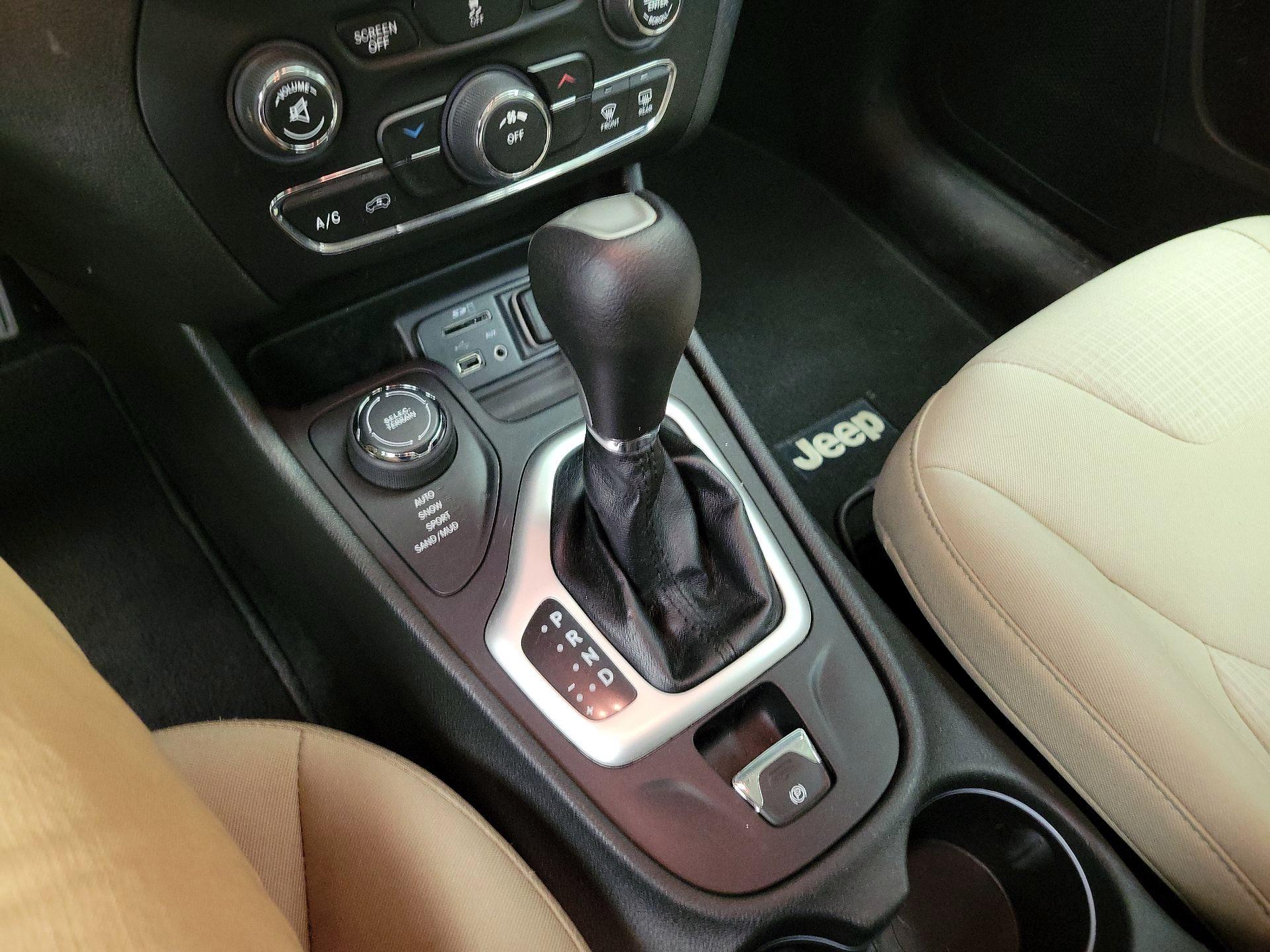 Thumbnail: 2015 Jeep Cherokee - 17