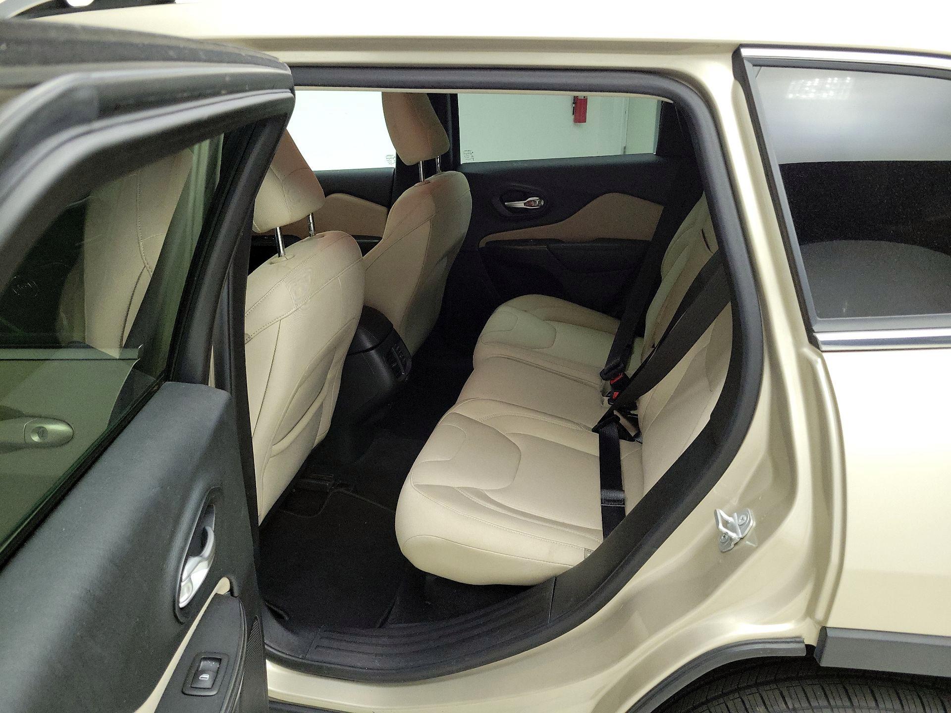Thumbnail: 2015 Jeep Cherokee - 19