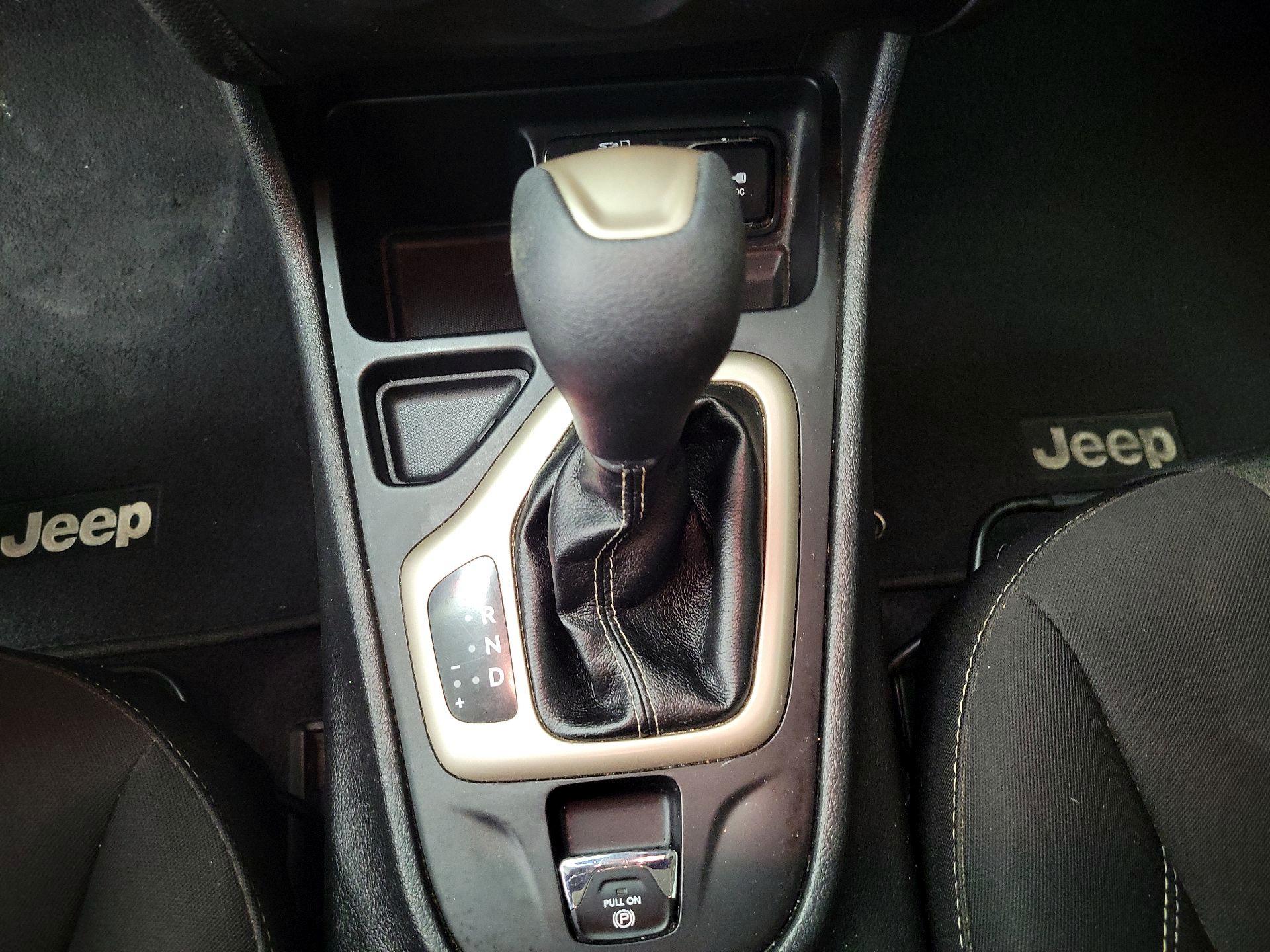 Thumbnail: 2017 Jeep Cherokee - 16