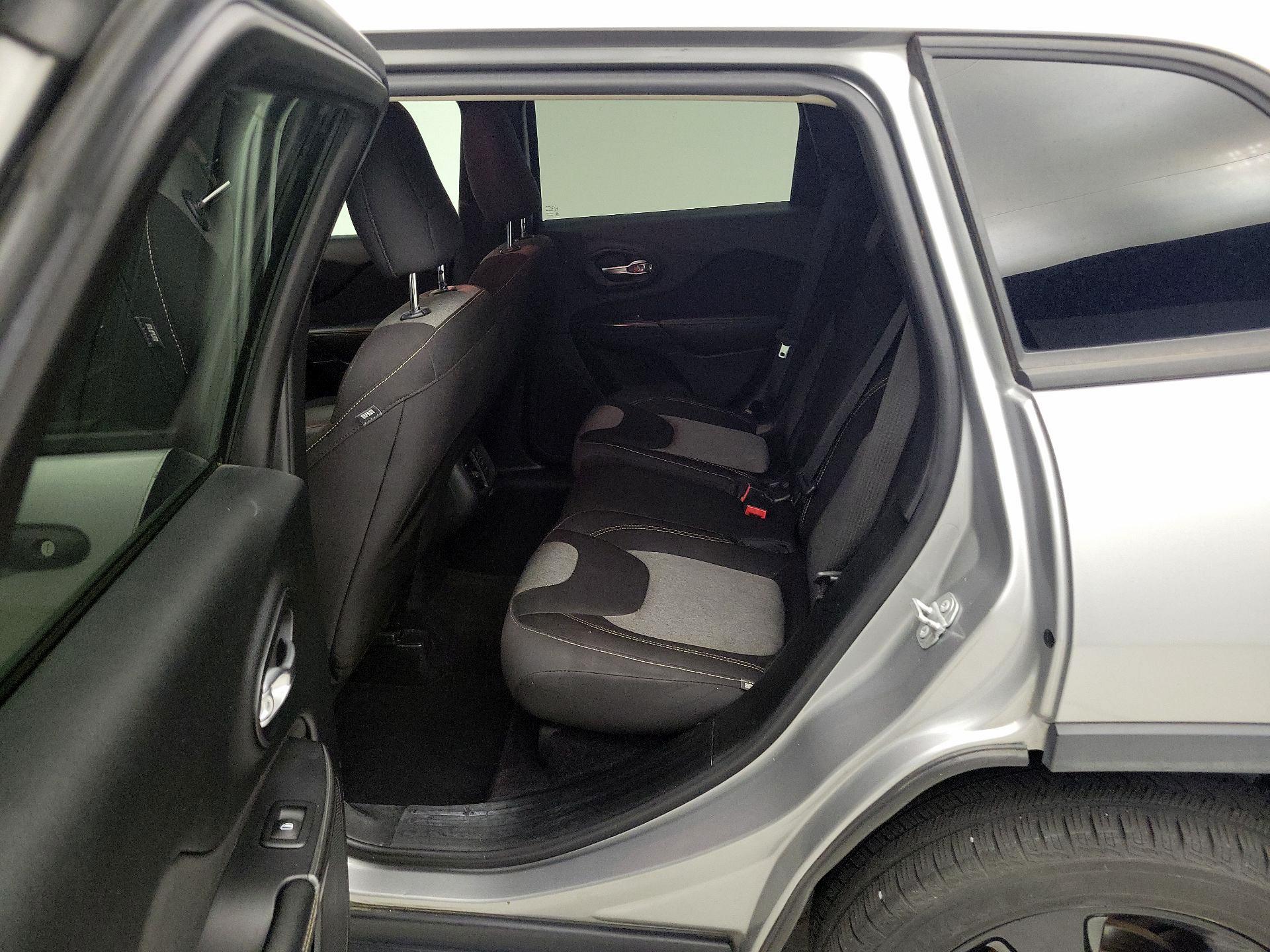 Thumbnail: 2017 Jeep Cherokee - 18