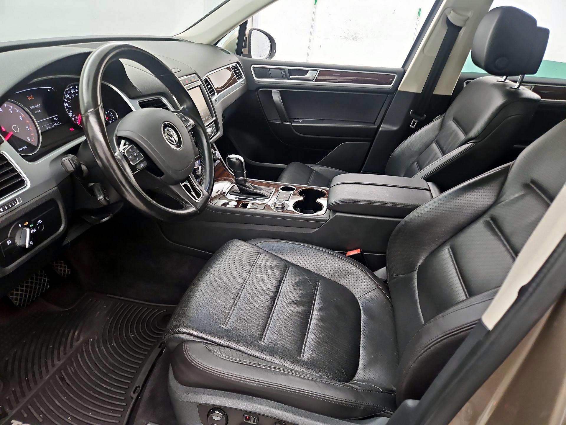 Thumbnail: 2016 Volkswagen Touareg - 11