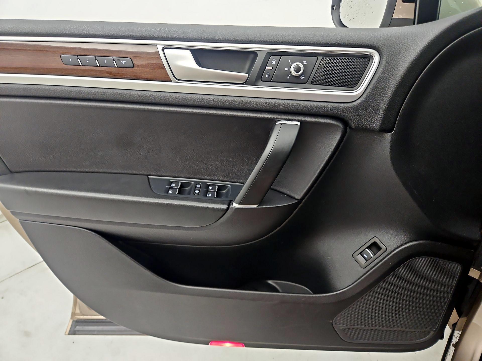 Thumbnail: 2016 Volkswagen Touareg - 12