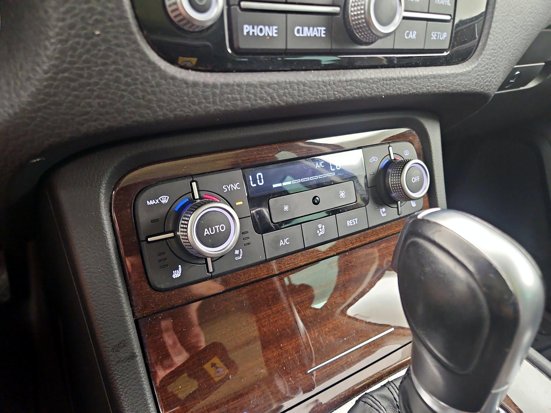 Thumbnail: 2016 Volkswagen Touareg - 17