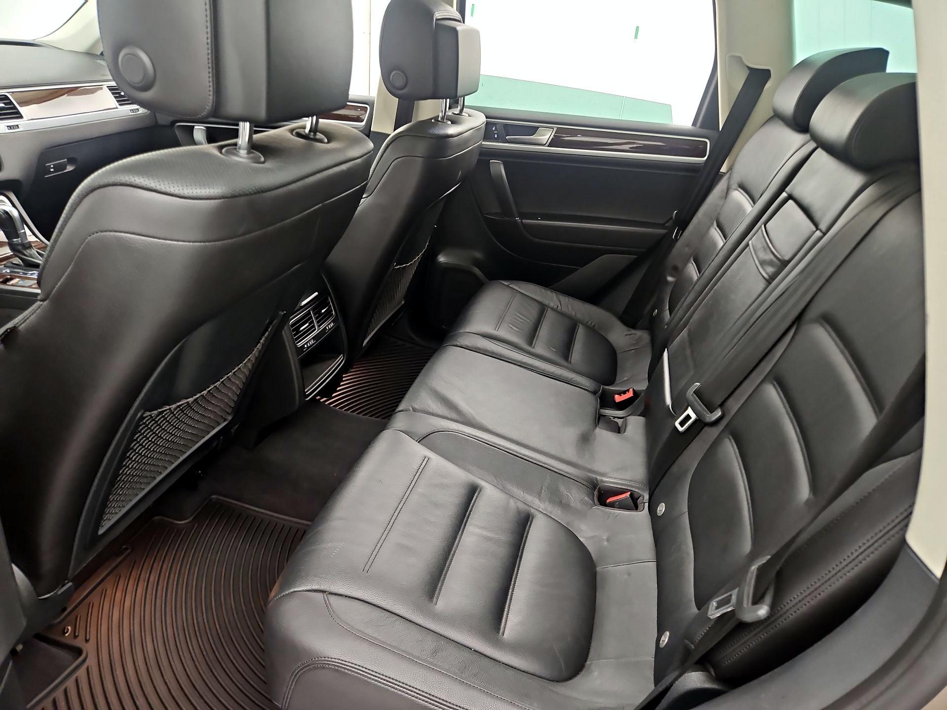 Thumbnail: 2016 Volkswagen Touareg - 20
