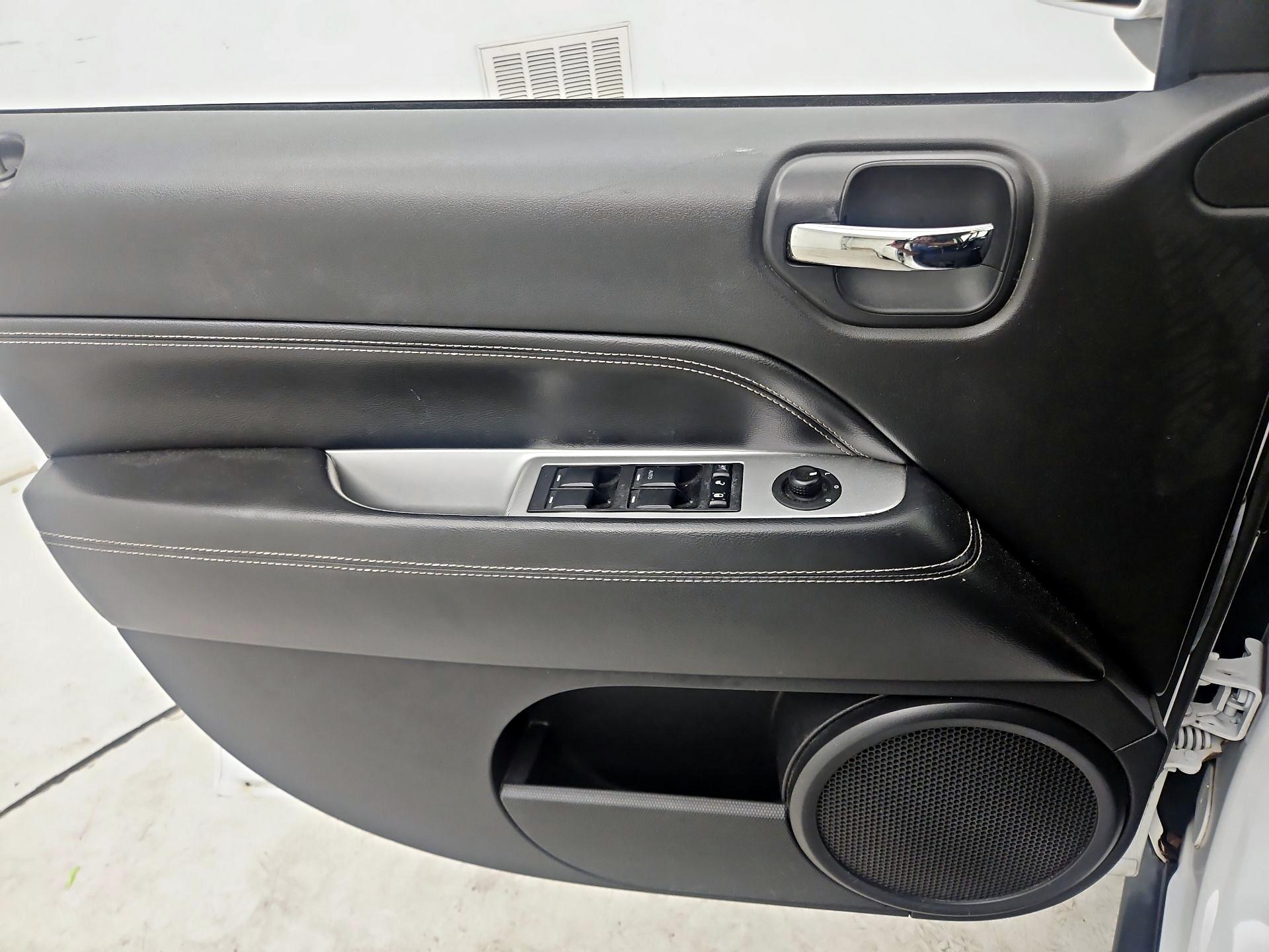 Thumbnail: 2016 Jeep Compass - 12
