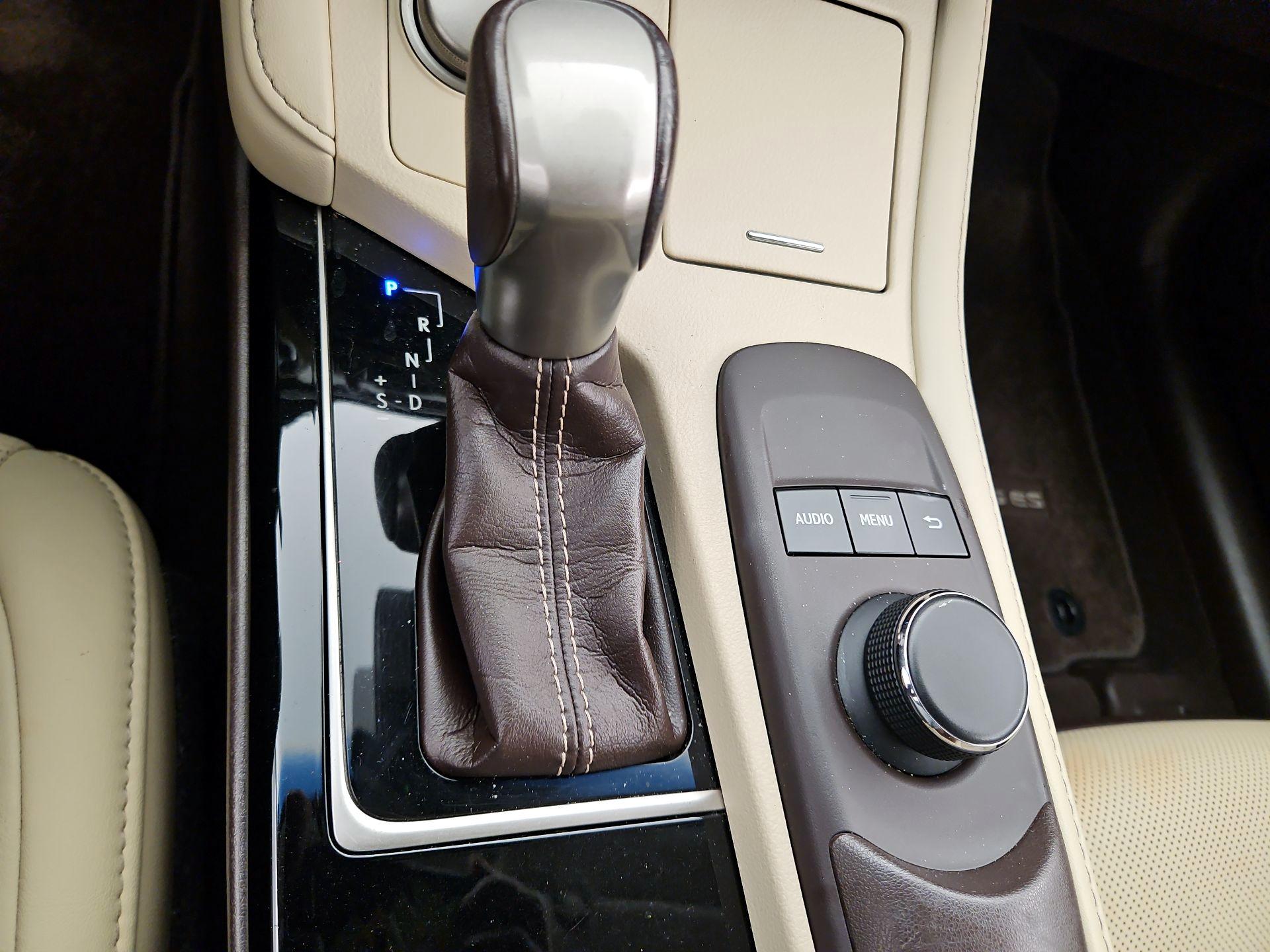 Thumbnail: 2018 Lexus ES - 17
