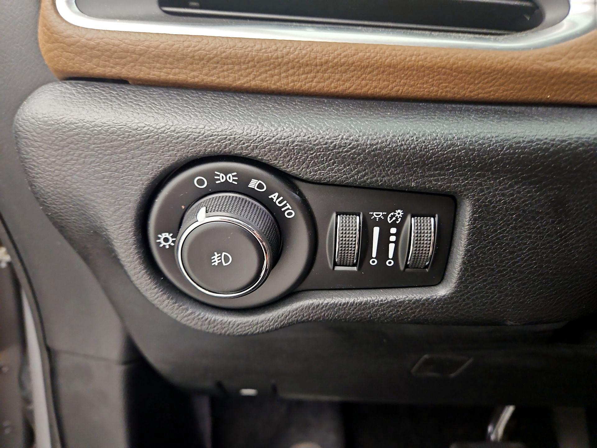 Thumbnail: 2017 Chrysler Pacifica - 13